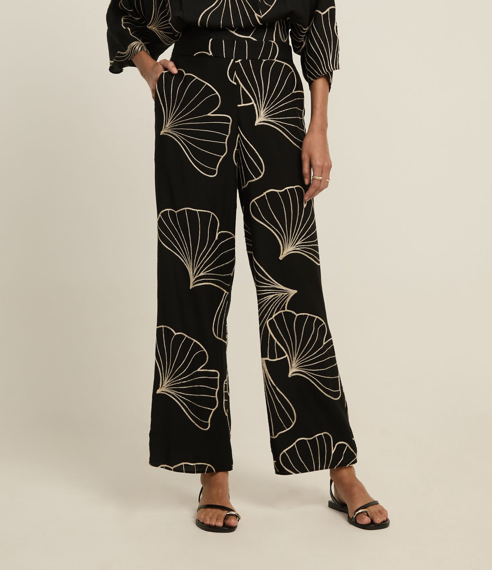 Calça Wide Leg em Viscose com Bordado Folhagem Preto 3