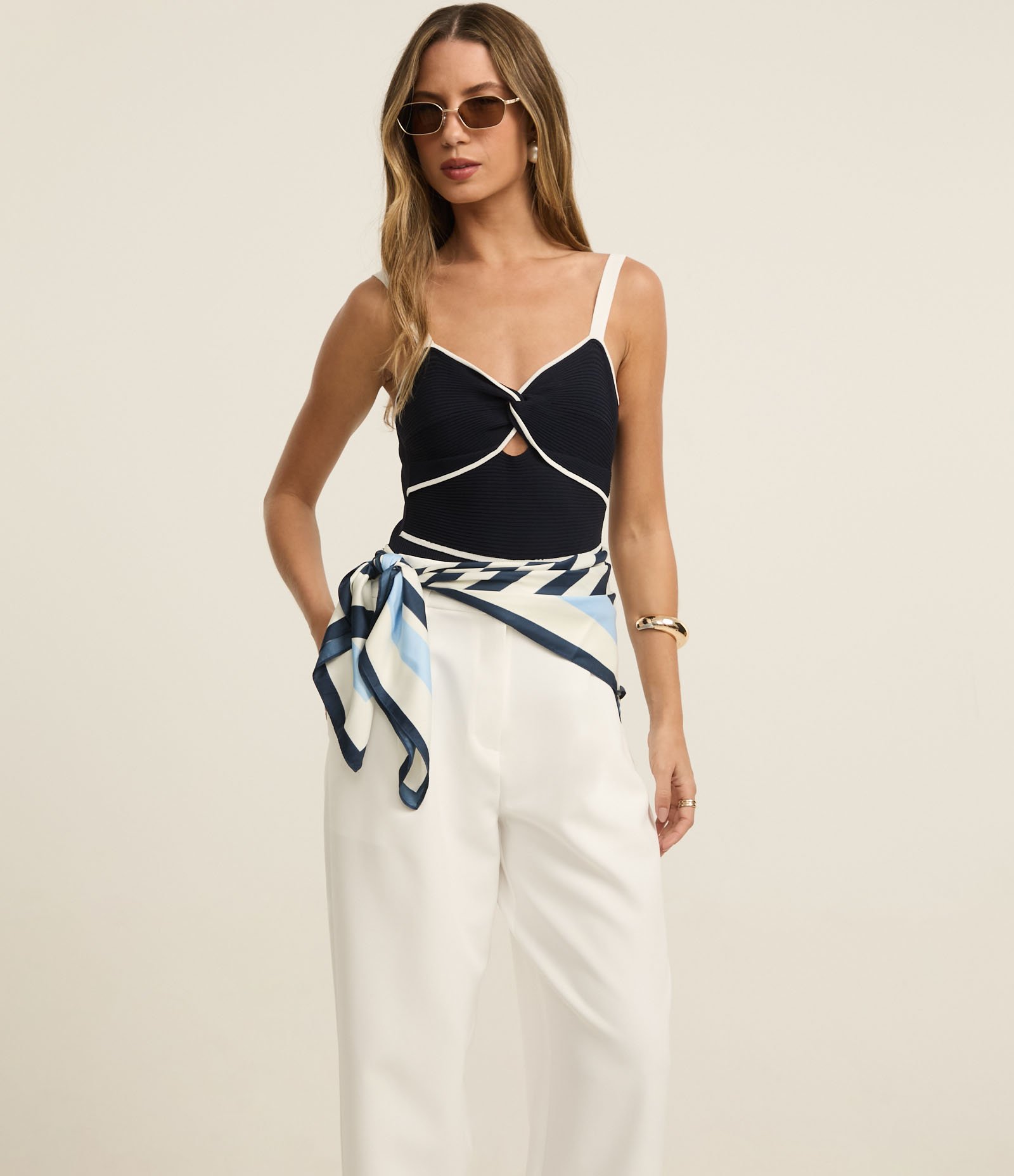 Calça Pantalona em Alfaiataria com Passantes no Cós Branco 2