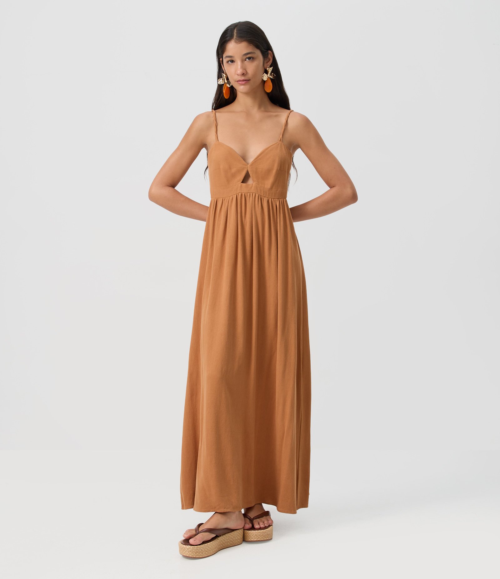 Vestido com Alça Fina com Detalhe Cut Out Abaixo do Busto Marrom 1