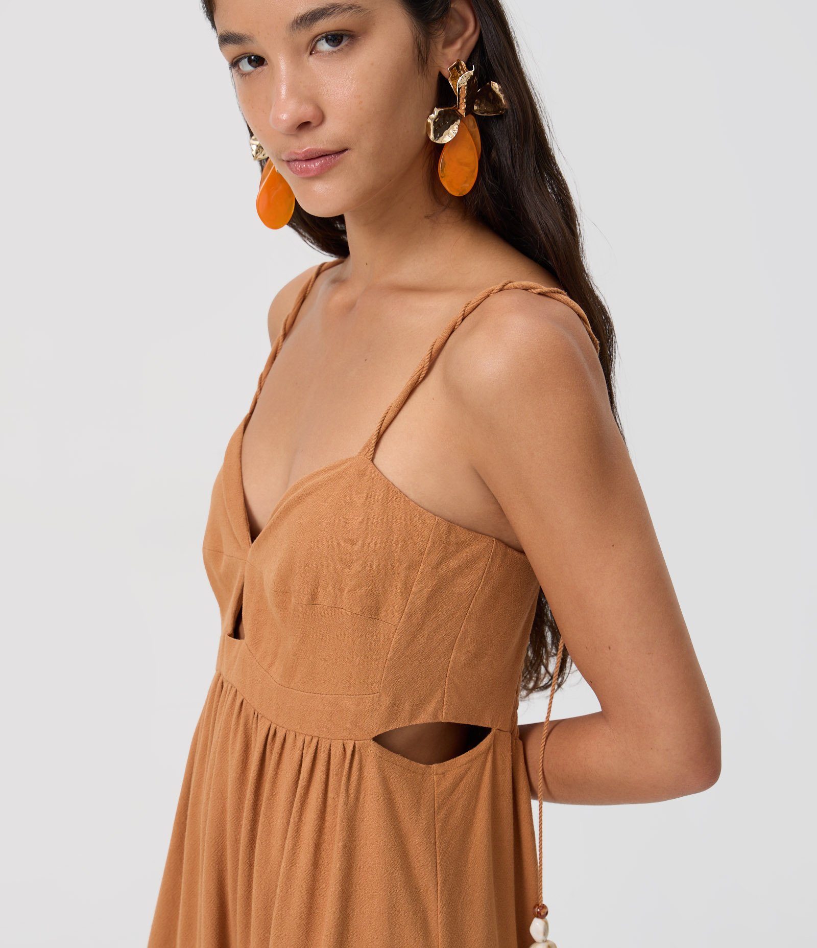 Vestido com Alça Fina com Detalhe Cut Out Abaixo do Busto Marrom 3