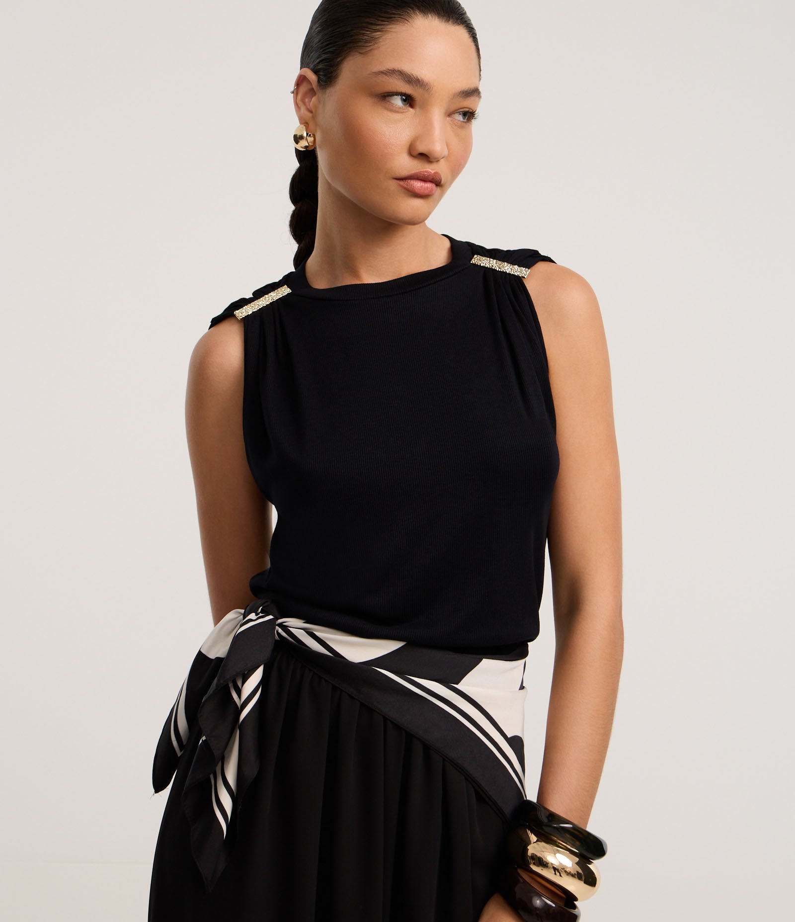 Blusa Canelada em Ribana com Detalhe Metalizado no Ombro Preto 1