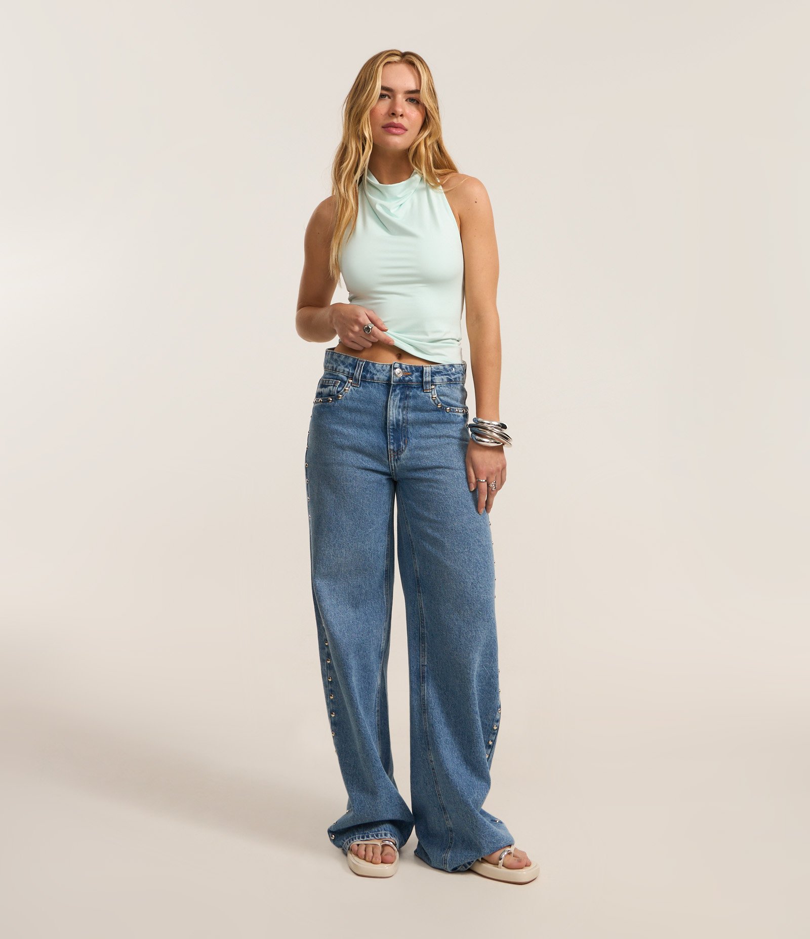 Calça Wide Leg em Jeans com Tachinhas Médio 2