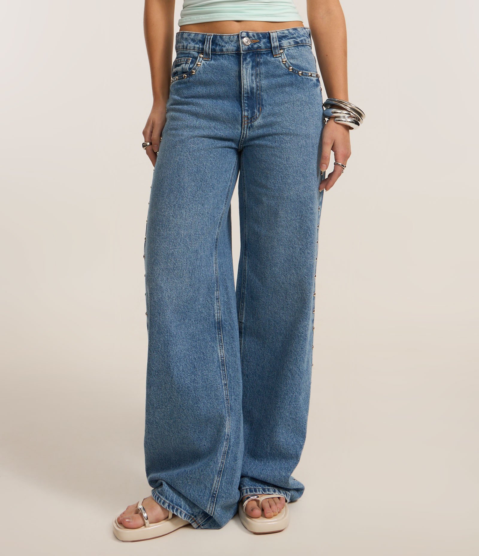 Calça Wide Leg em Jeans com Tachinhas Médio 3