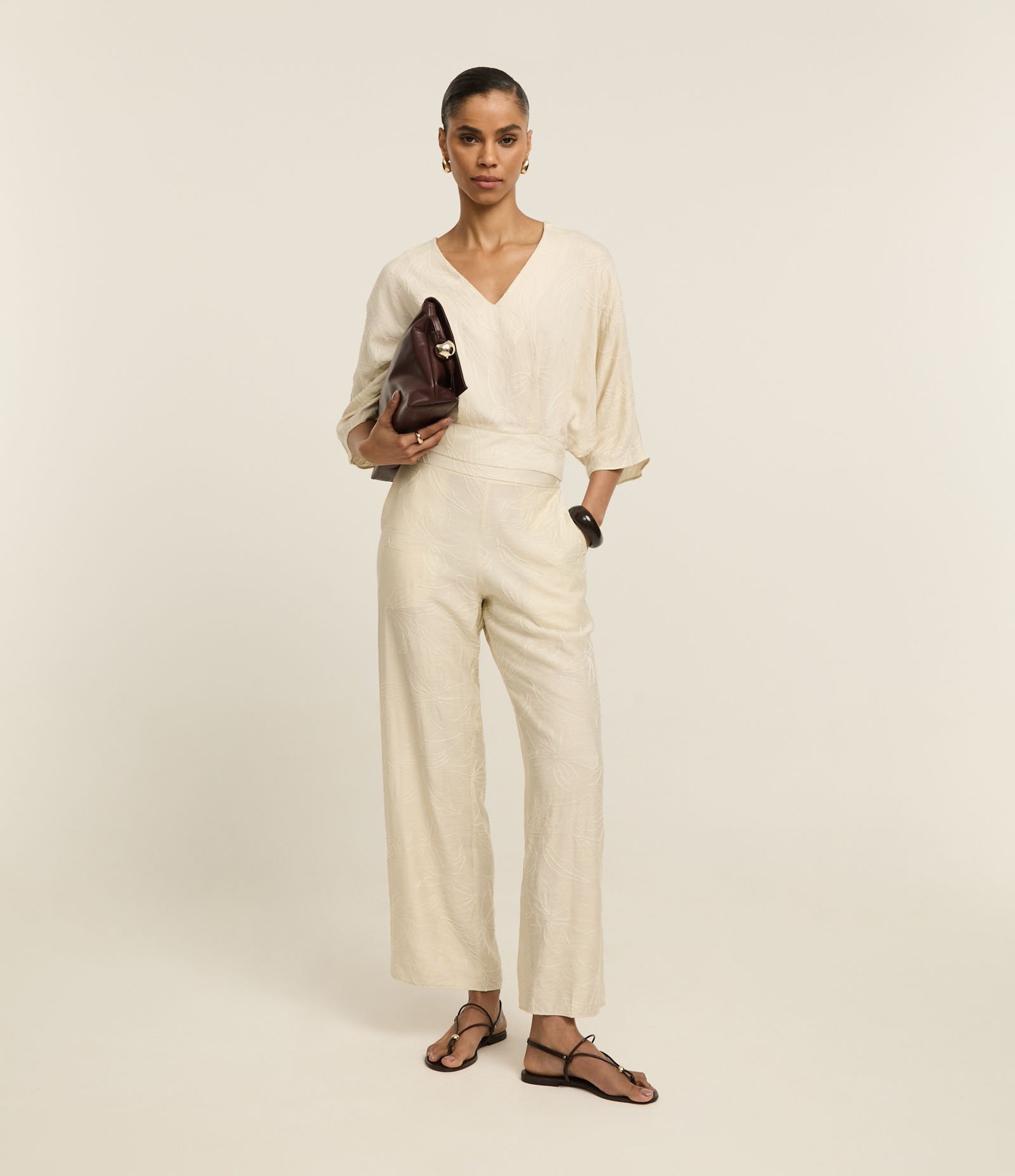 Calça Wide Leg em Laise com Bordado Floral e Bolsos Off White 1