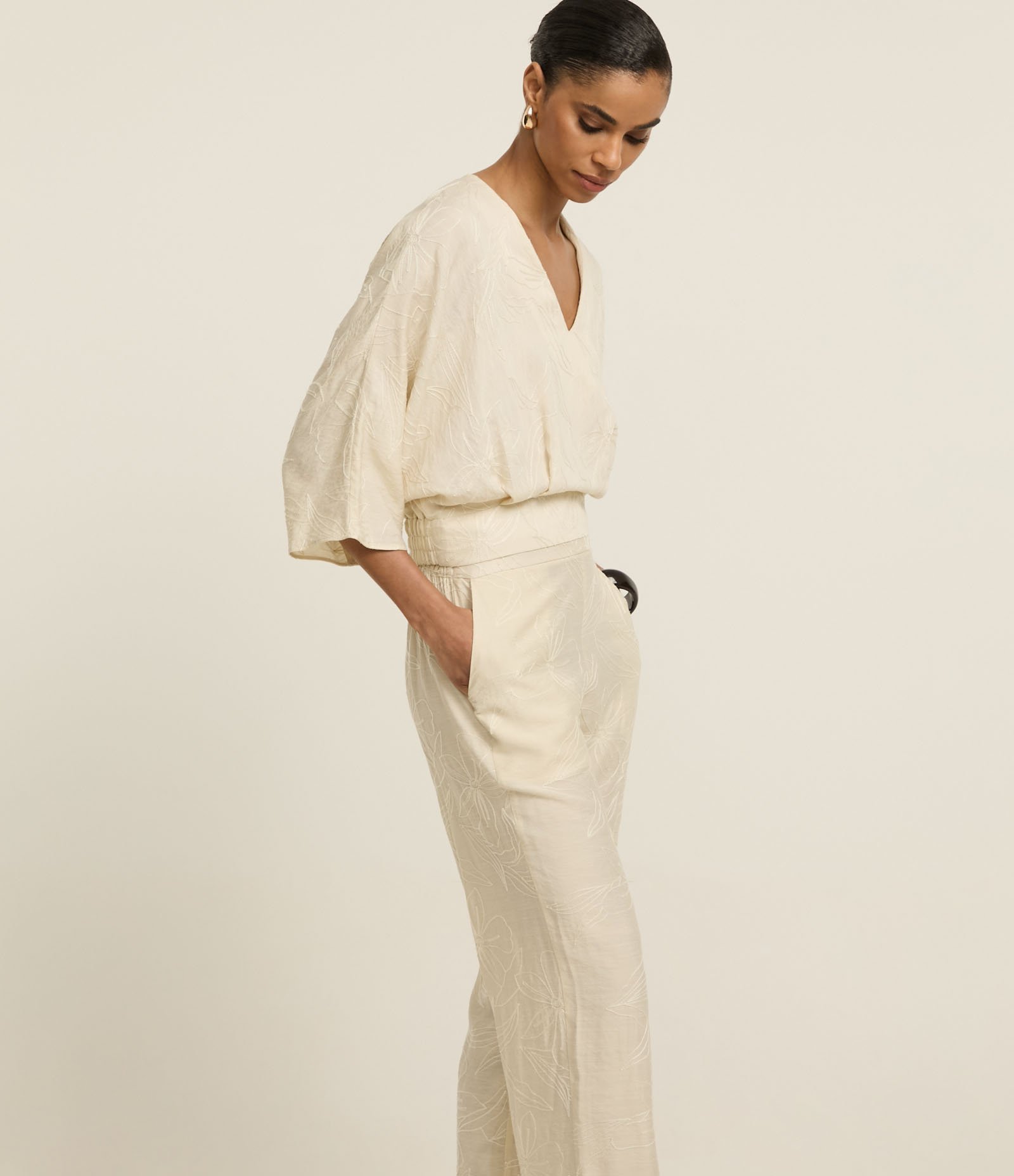 Calça Wide Leg em Laise com Bordado Floral e Bolsos Off White 2