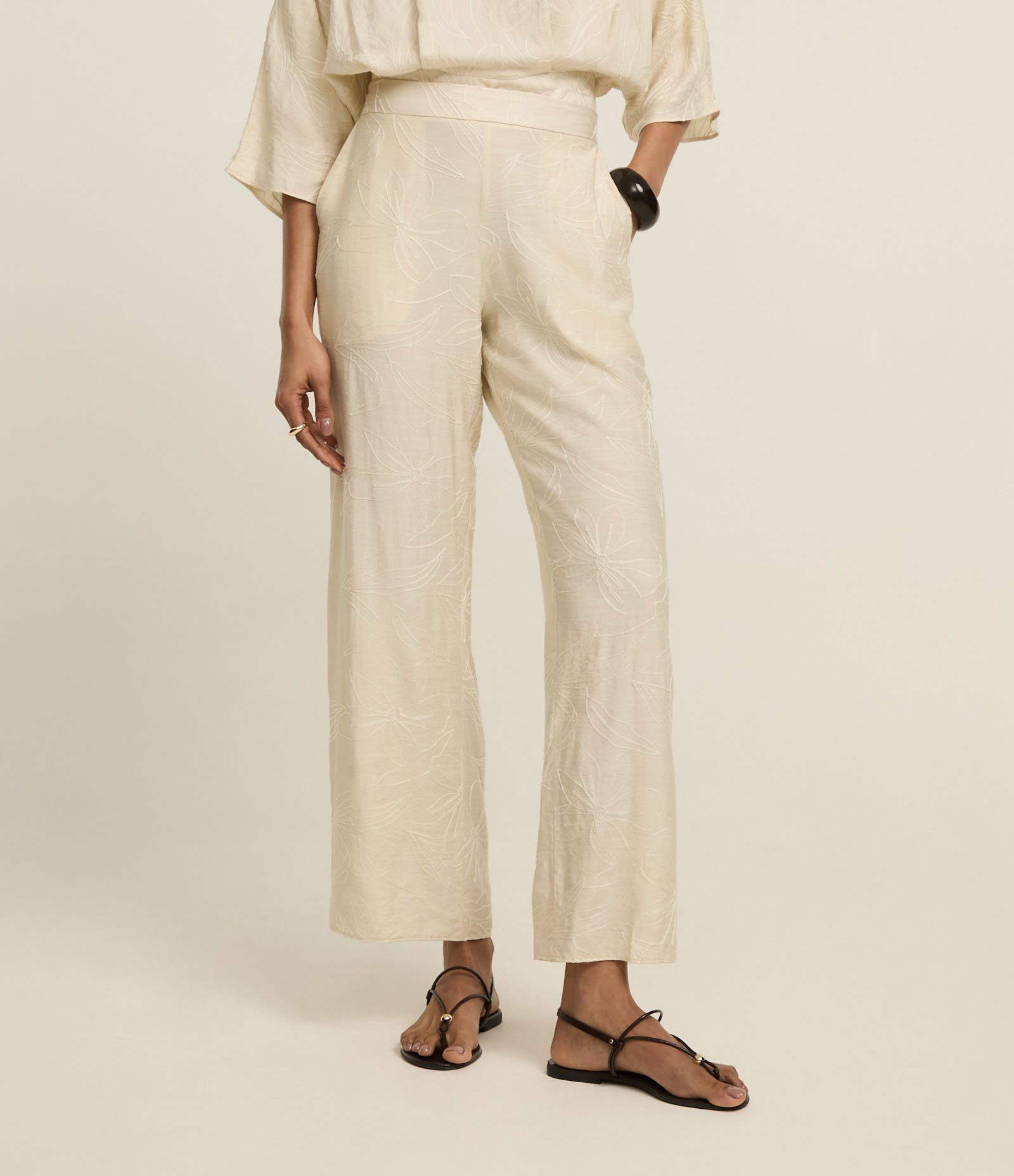 Calça Wide Leg em Laise com Bordado Floral e Bolsos Off White 3