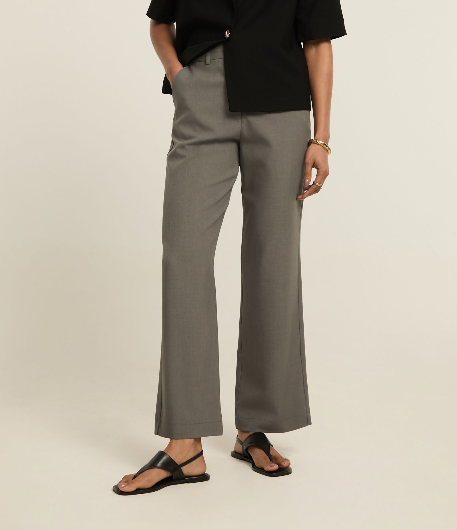 Calça Reta em Alfaiataria com Ganchinho no Cós Cinza 3