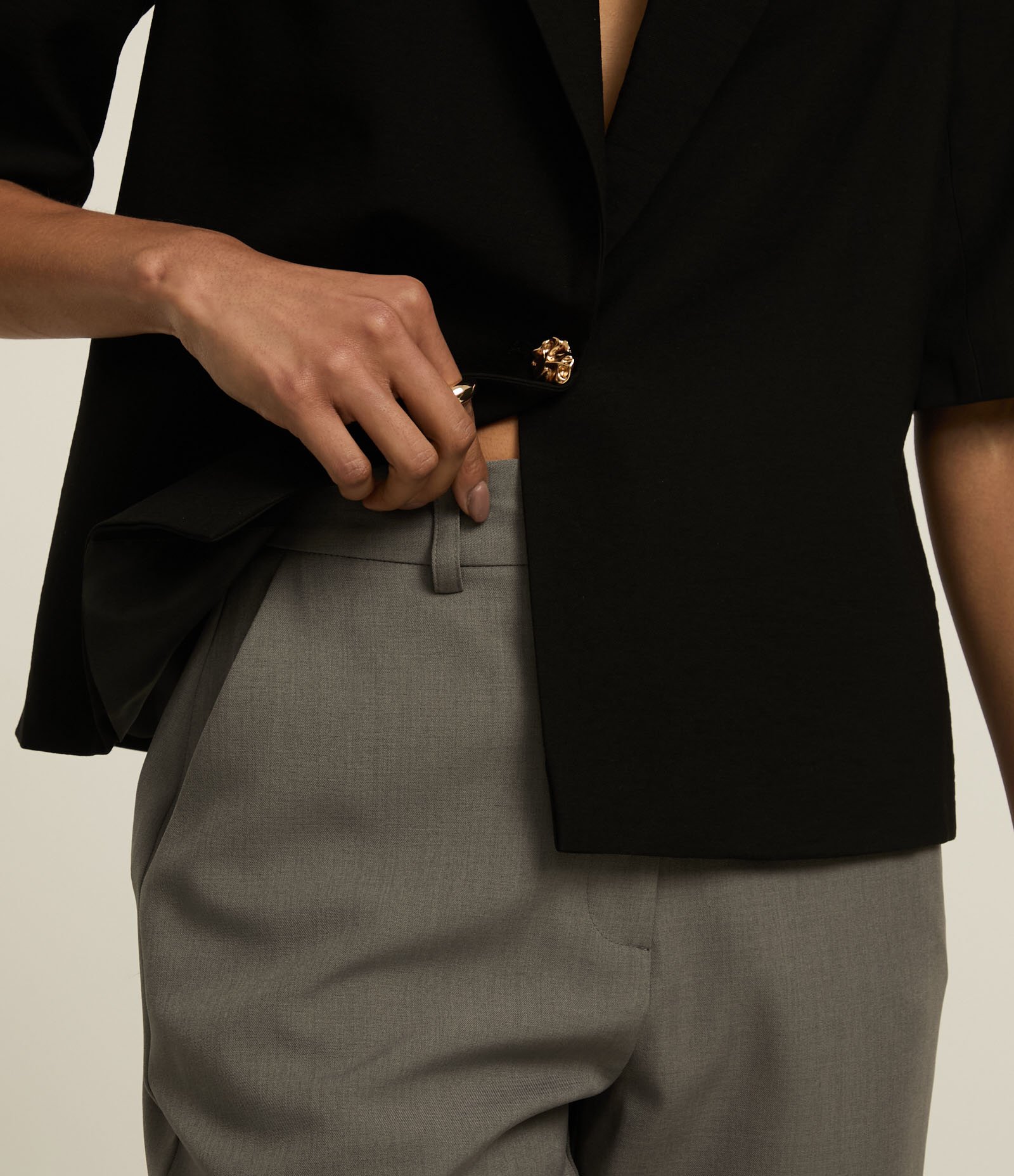 Calça Reta em Alfaiataria com Ganchinho no Cós Cinza 4