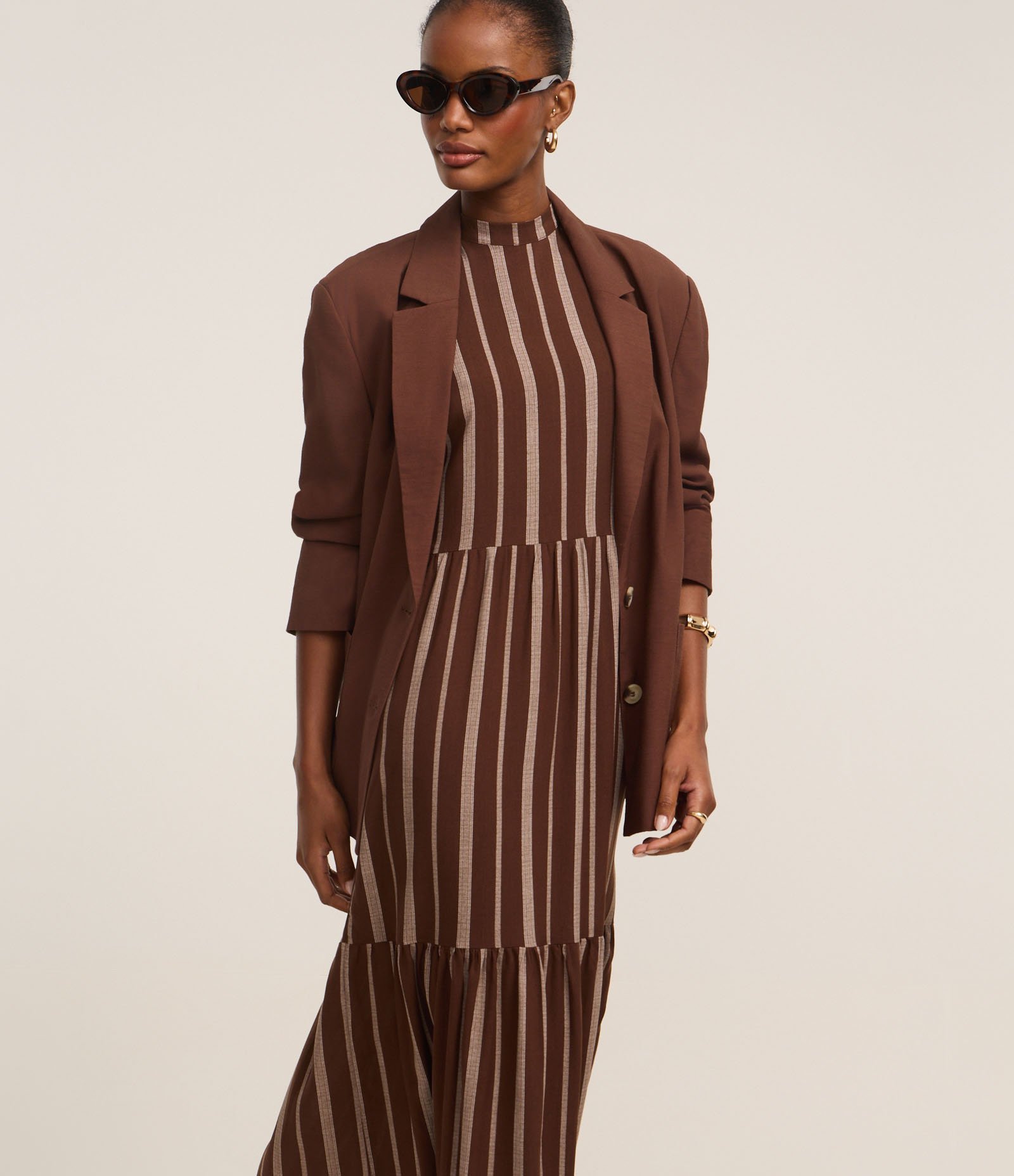 Vestido Evasê Midi em Viscose com Listras Desencontradas Marrom 1