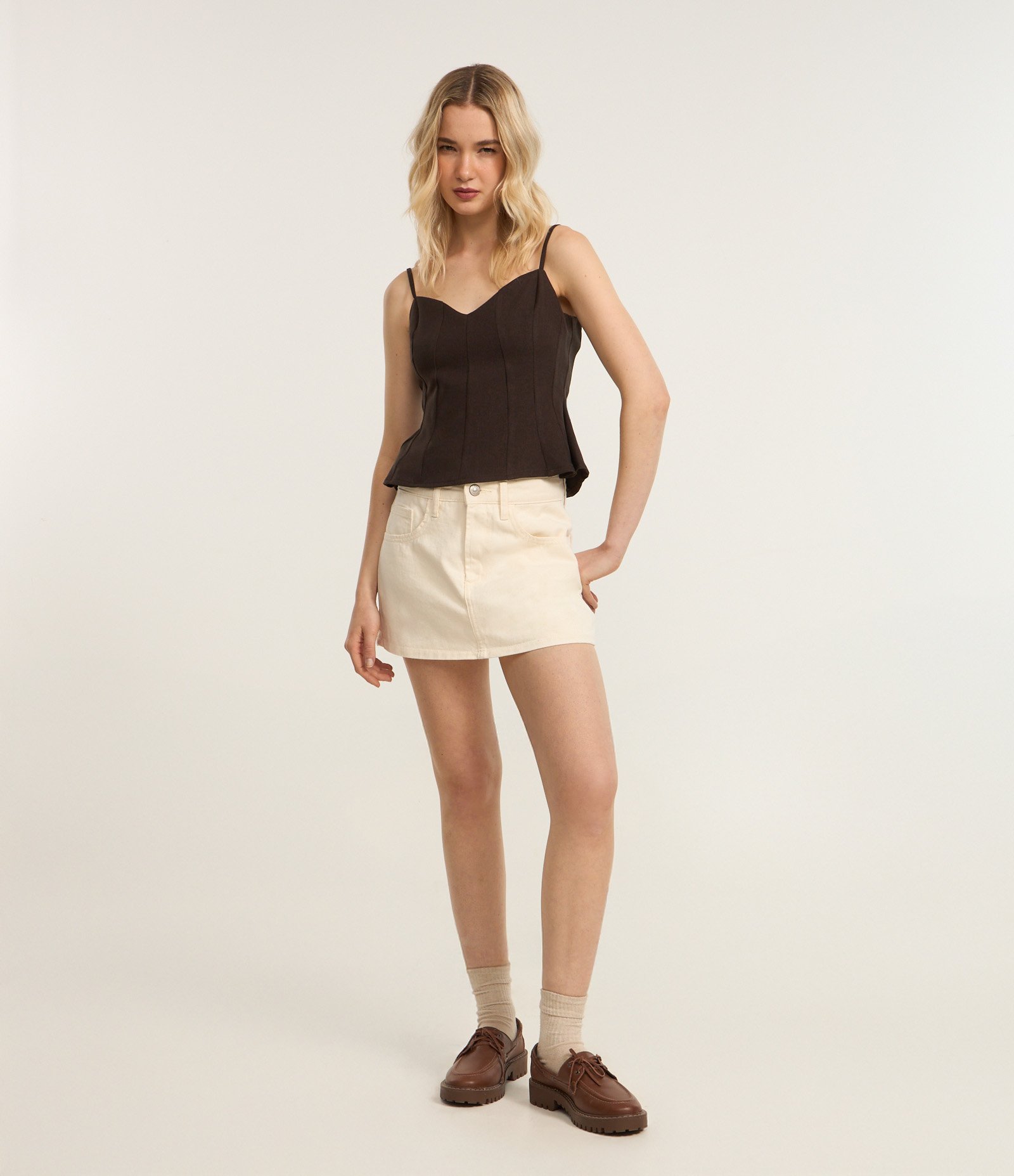 Short Saia Curto em Sarja com Passantes e Bolsos Off White 1