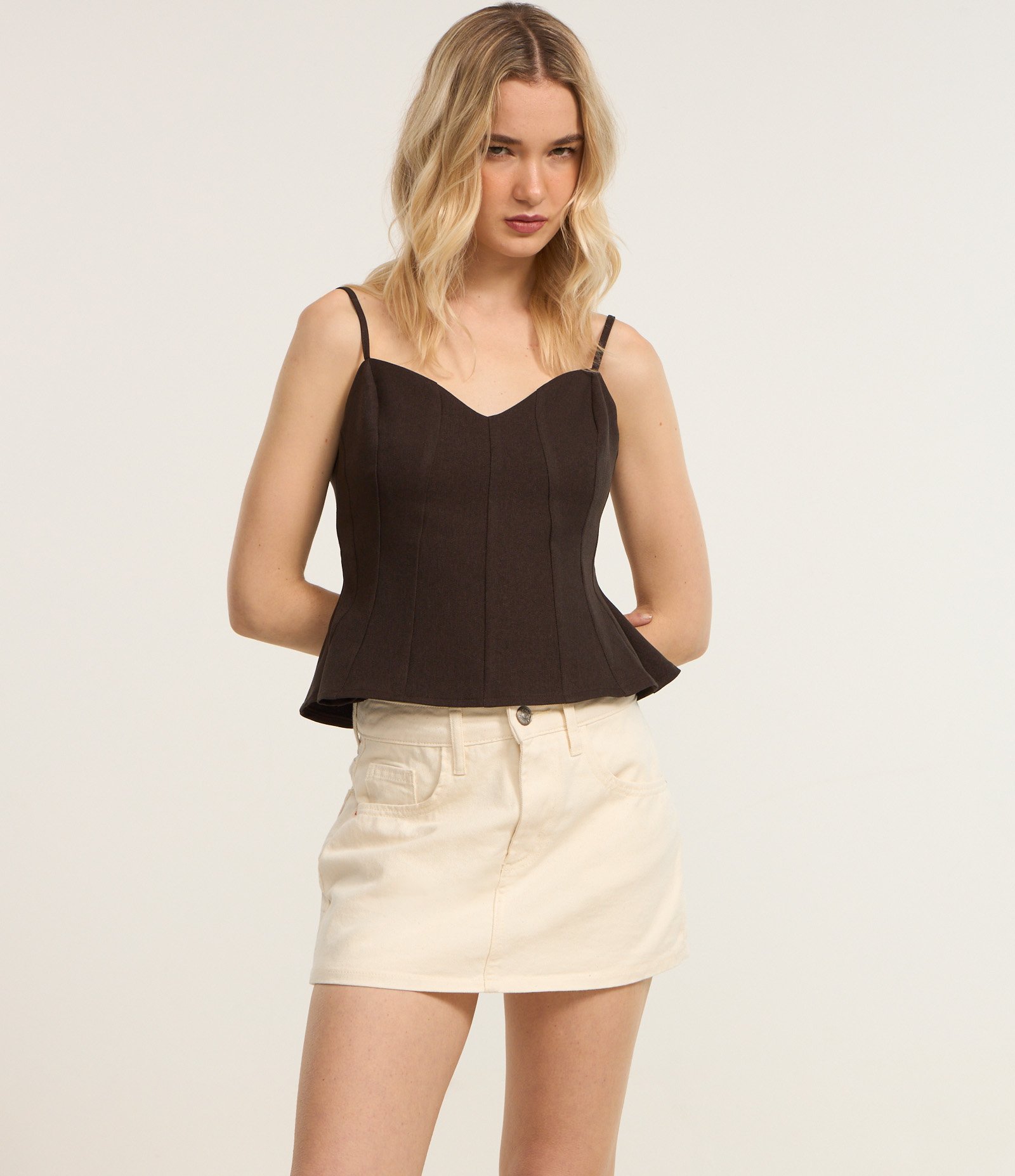 Short Saia Curto em Sarja com Passantes e Bolsos Off White 2