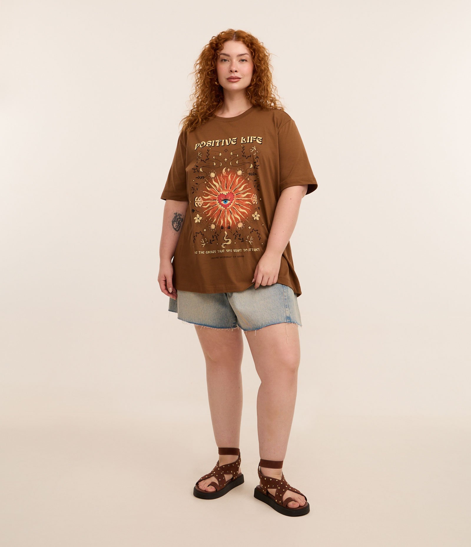 Camiseta Oversized em Algodão com Estampa Positive Life Curve & Plus Size Marrom 2