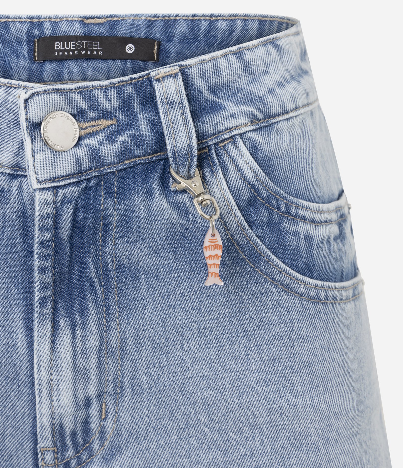 Short Cintura Média em Jeans com Pingente Peixe Azul 6