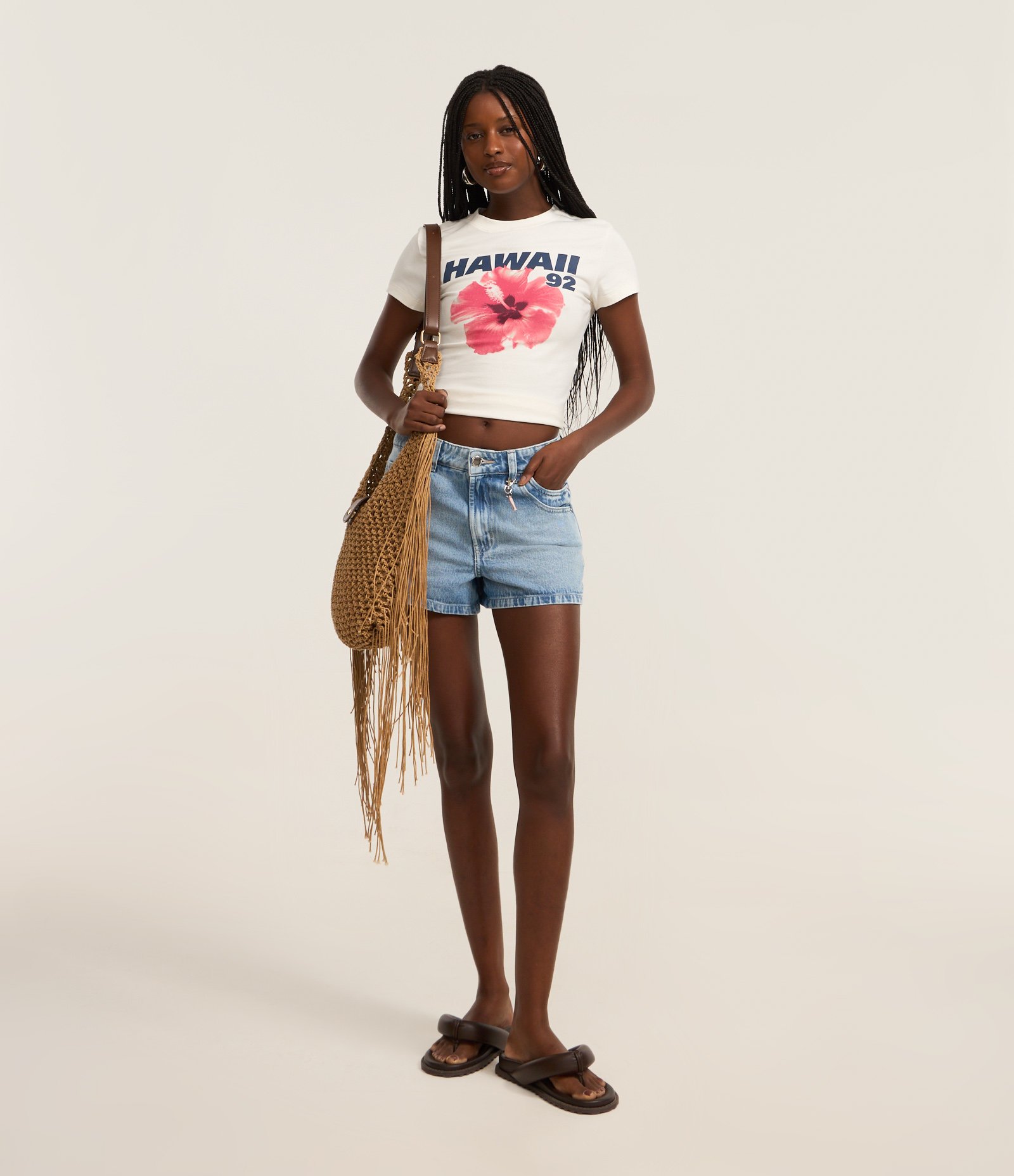 Short Cintura Média em Jeans com Pingente Peixe Azul 1