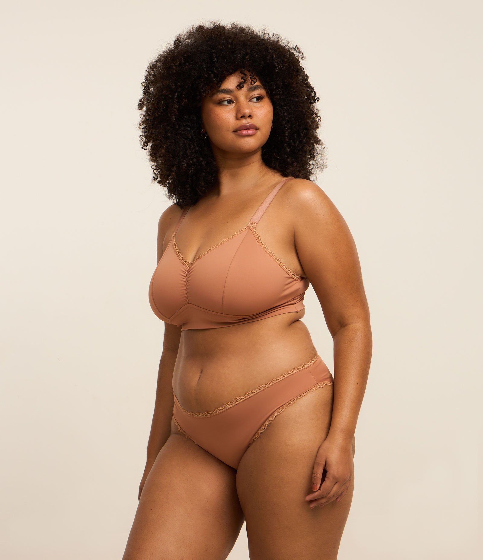 Calcinha Biquíni em Microfibra com Rendinha e Franzido Empina Bumbum Curve & Plus Size Marrom 1