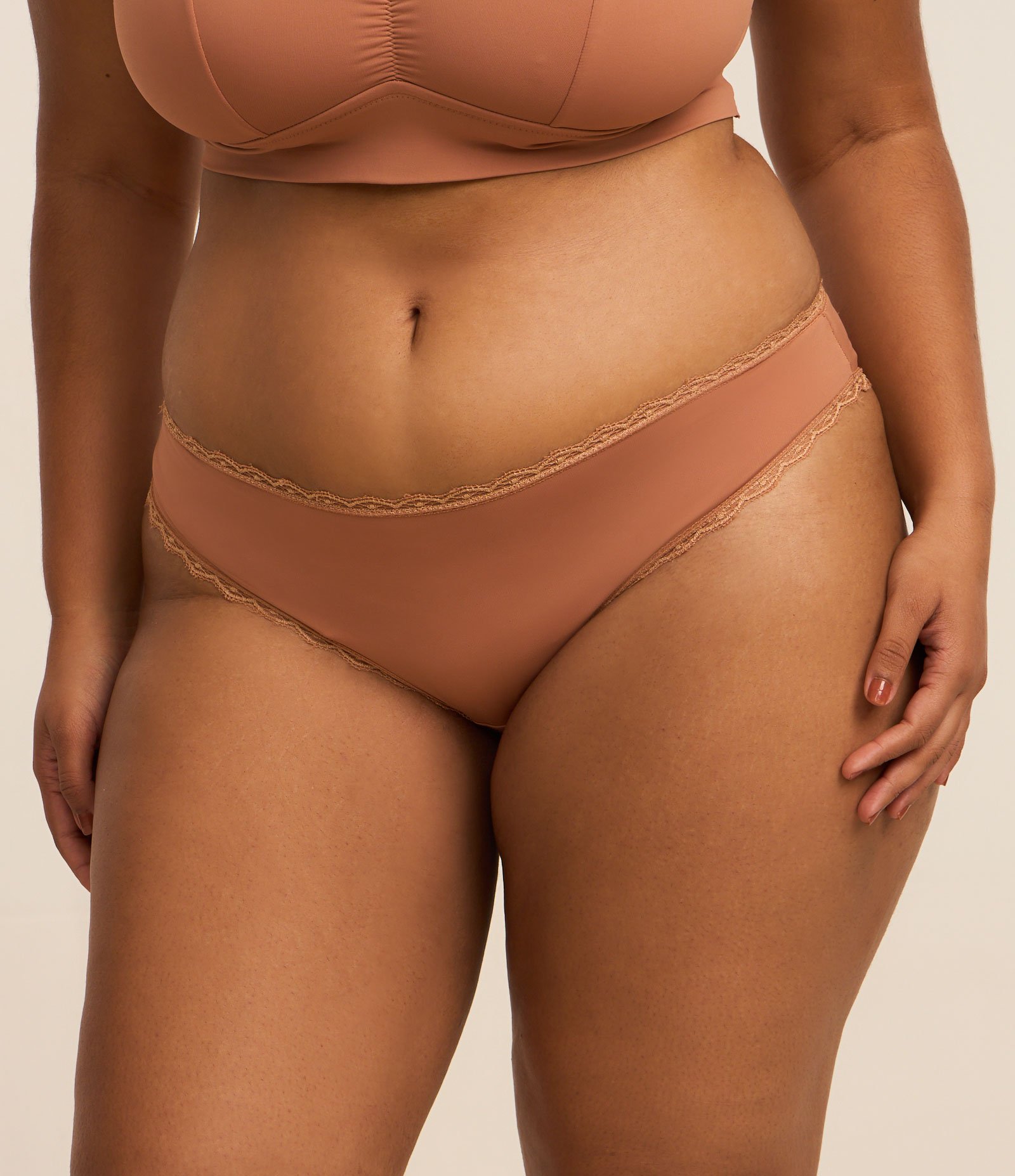 Calcinha Biquíni em Microfibra com Rendinha e Franzido Empina Bumbum Curve & Plus Size Marrom 2