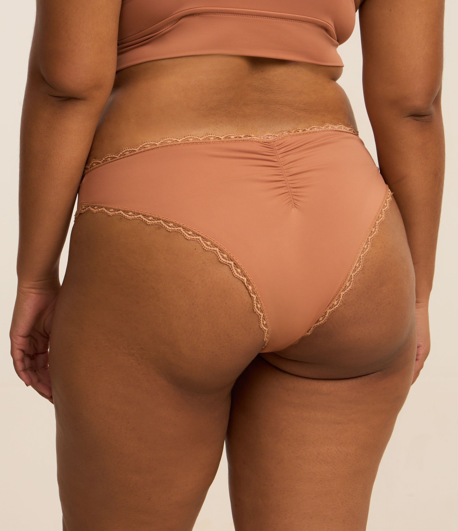 Calcinha Biquíni em Microfibra com Rendinha e Franzido Empina Bumbum Curve & Plus Size Marrom 4