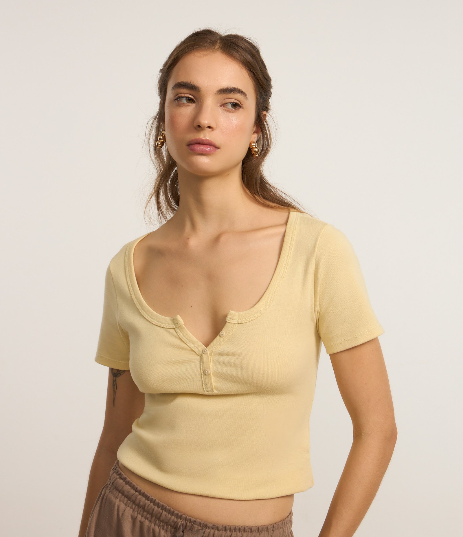 Blusa em Ribana com Recorte na Gola e Botões Amarelo 1