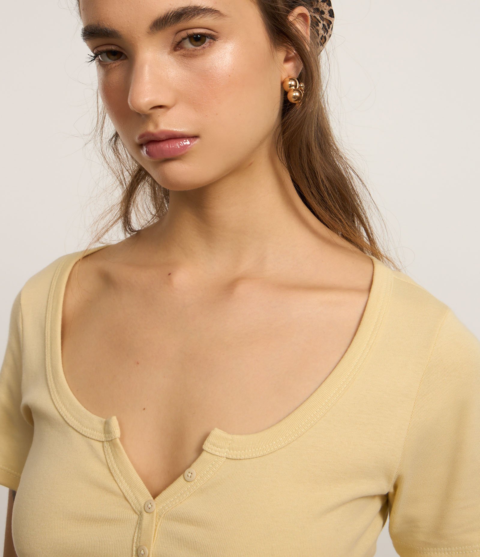 Blusa em Ribana com Recorte na Gola e Botões Amarelo 3