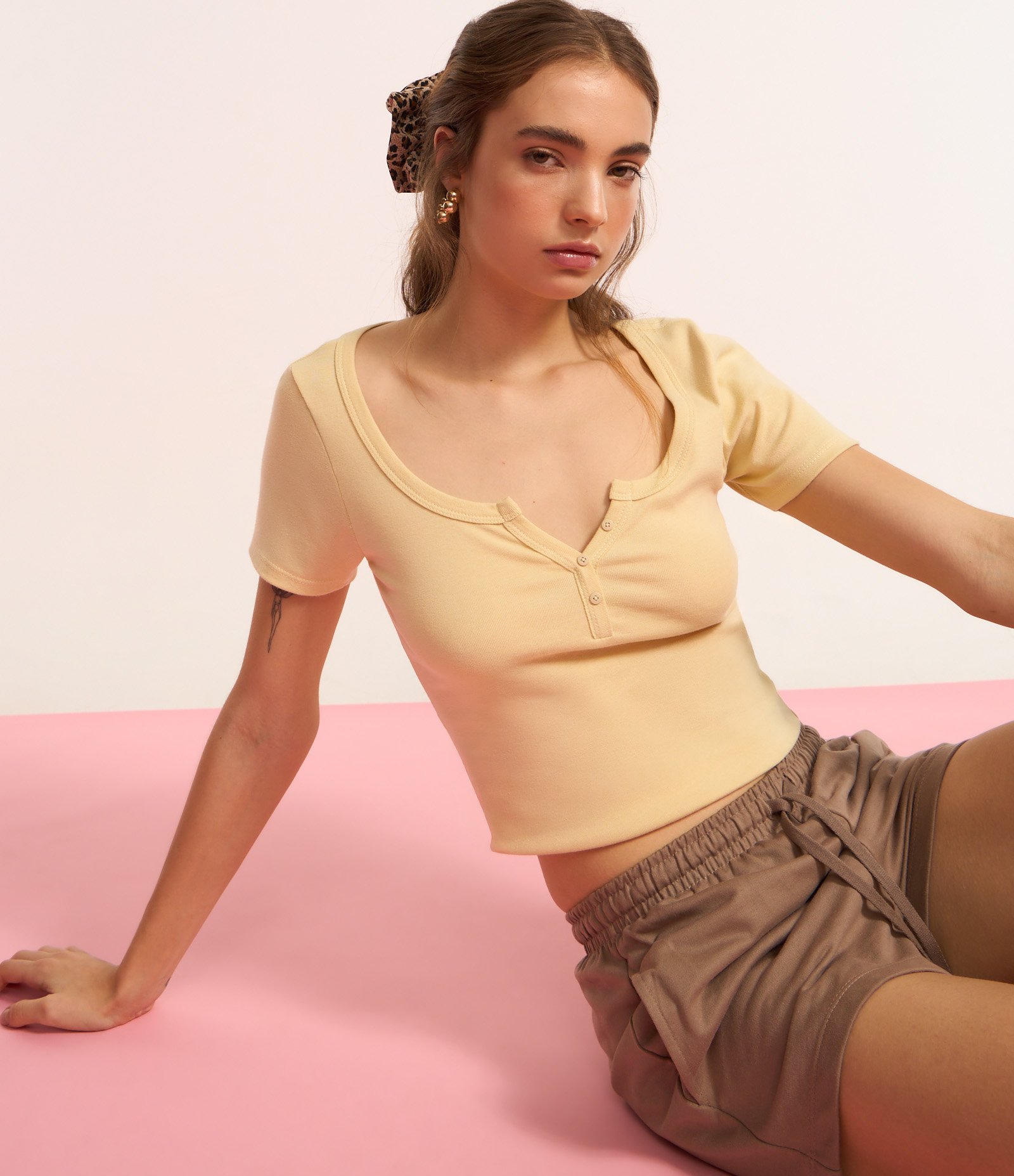 Blusa em Ribana com Recorte na Gola e Botões Amarelo 4