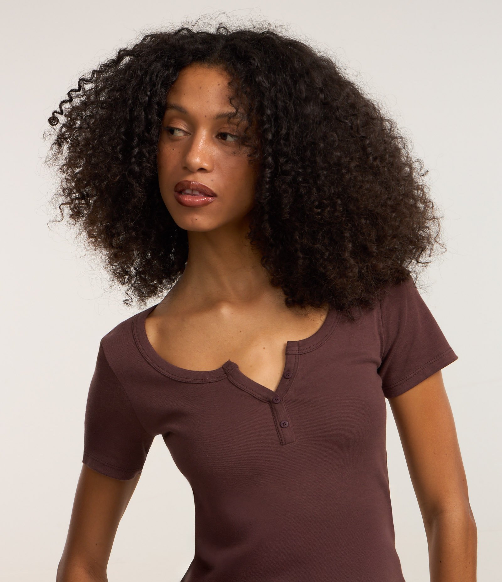 Blusa em Ribana com Recorte na Gola e Botões Marrom 1