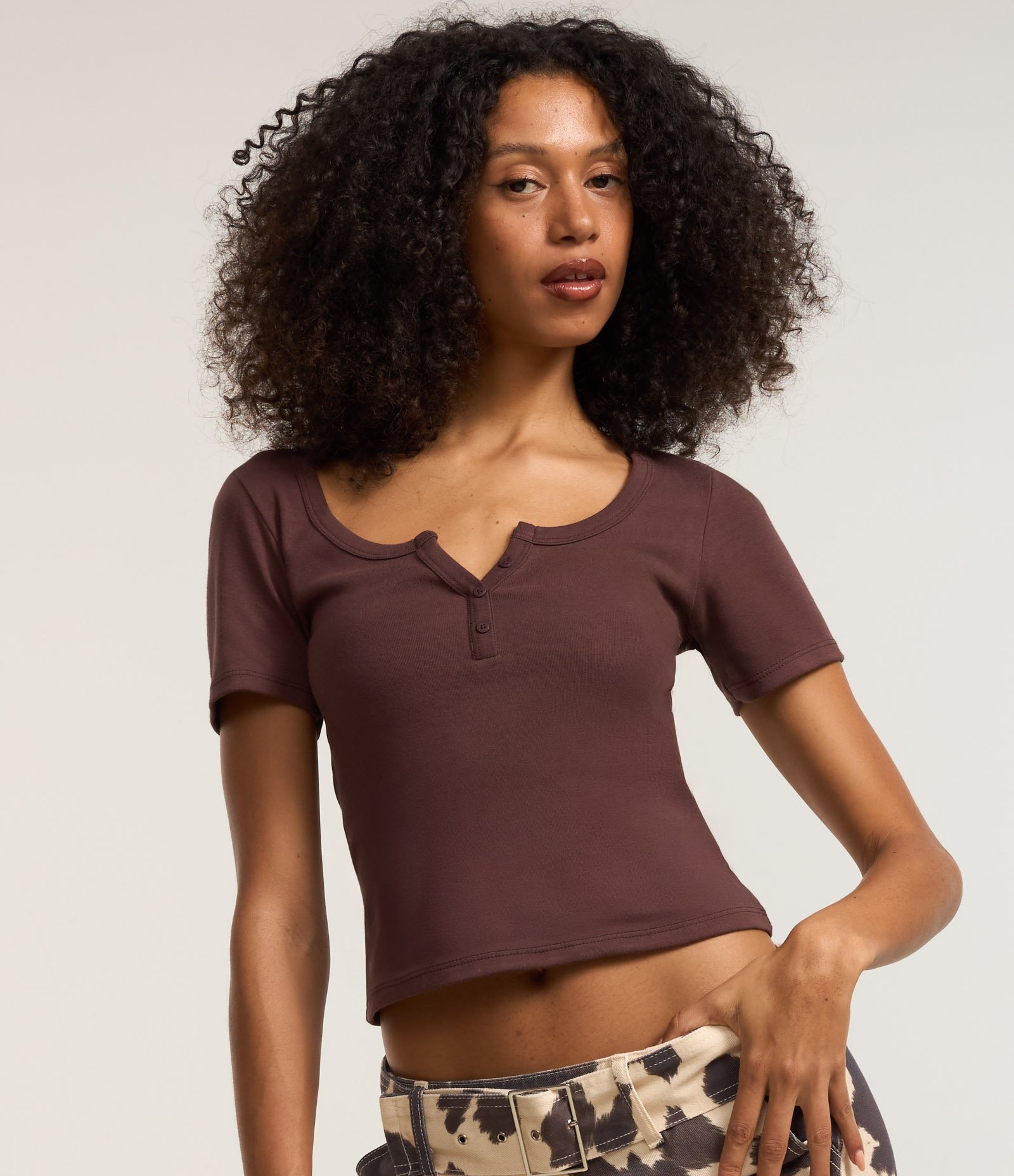 Blusa em Ribana com Recorte na Gola e Botões Marrom 2