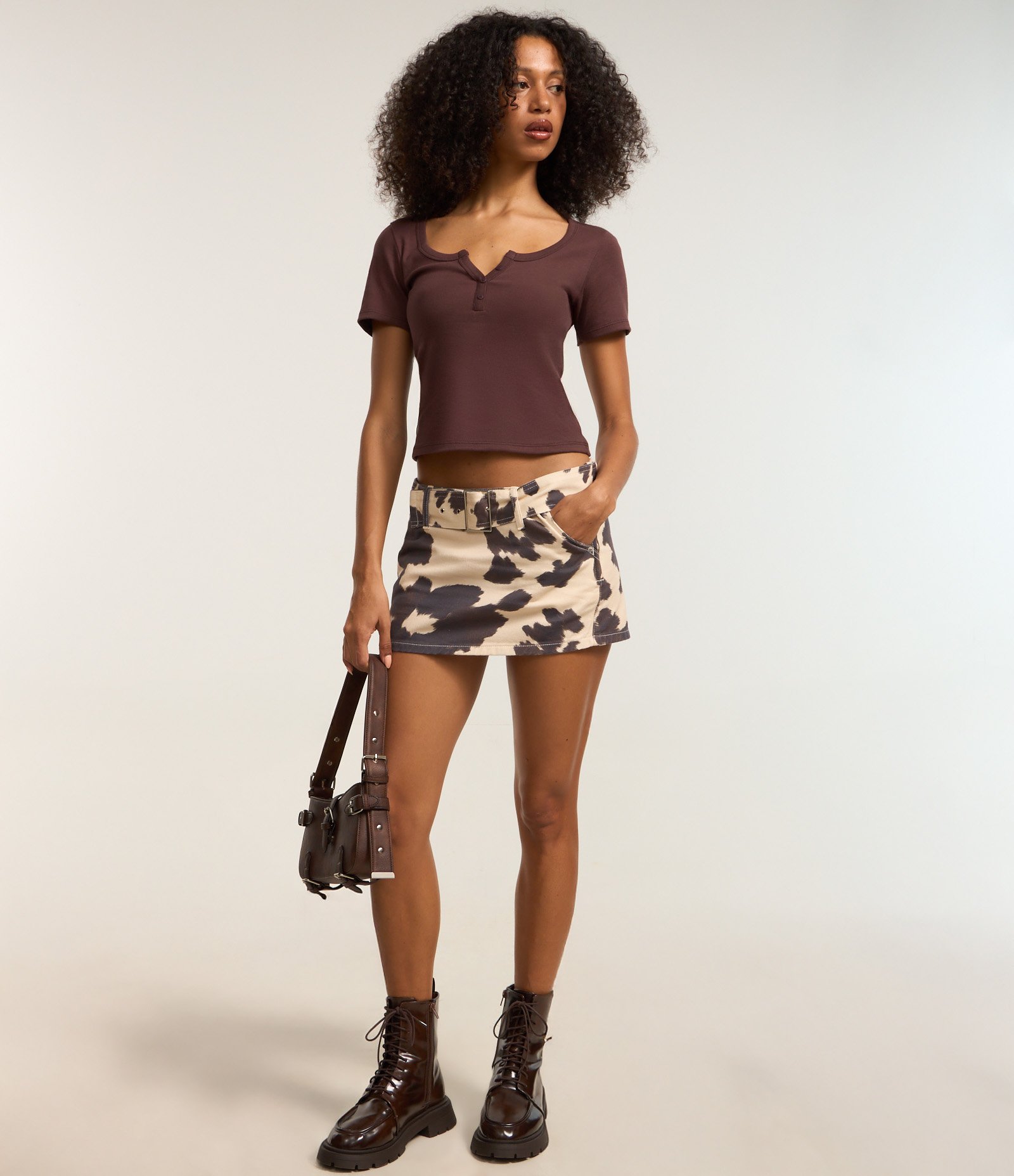 Blusa em Ribana com Recorte na Gola e Botões Marrom 3