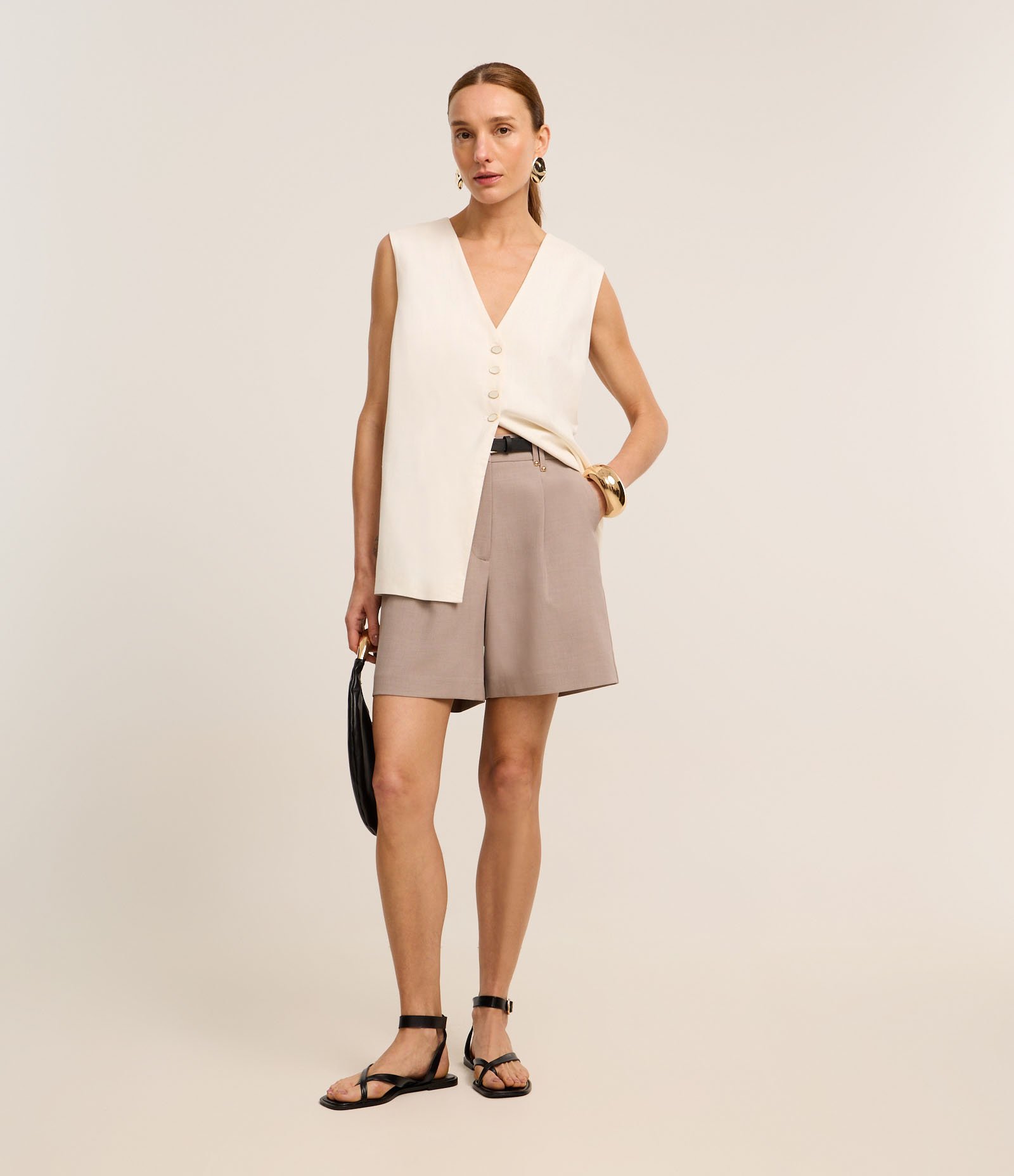 Short Alfaiatado com Pregas e Cinto Fino de PU Cinza 1