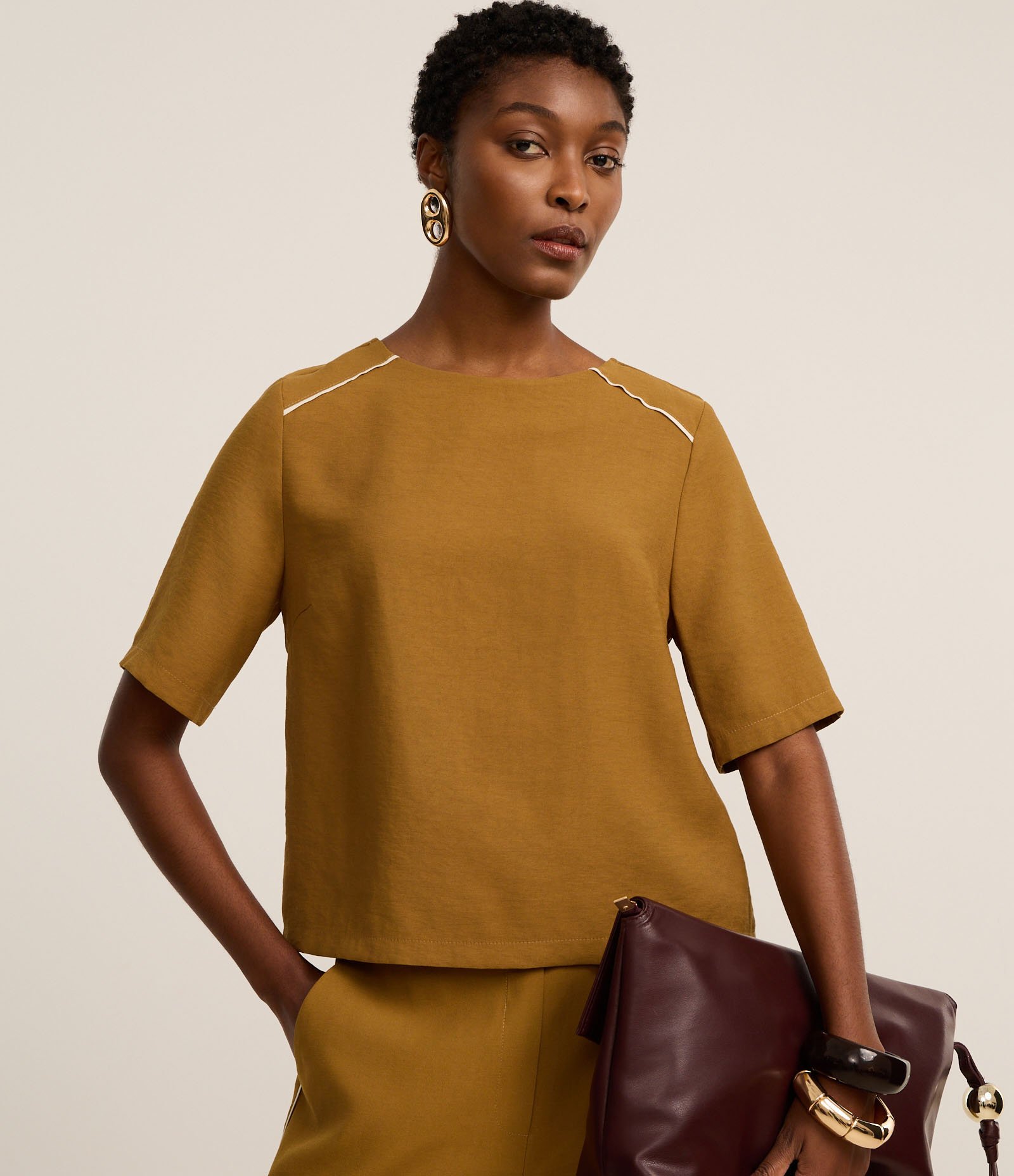 Blusa Alfaiatada em Crepe com Cava Raglan Contrastante Dourado 1