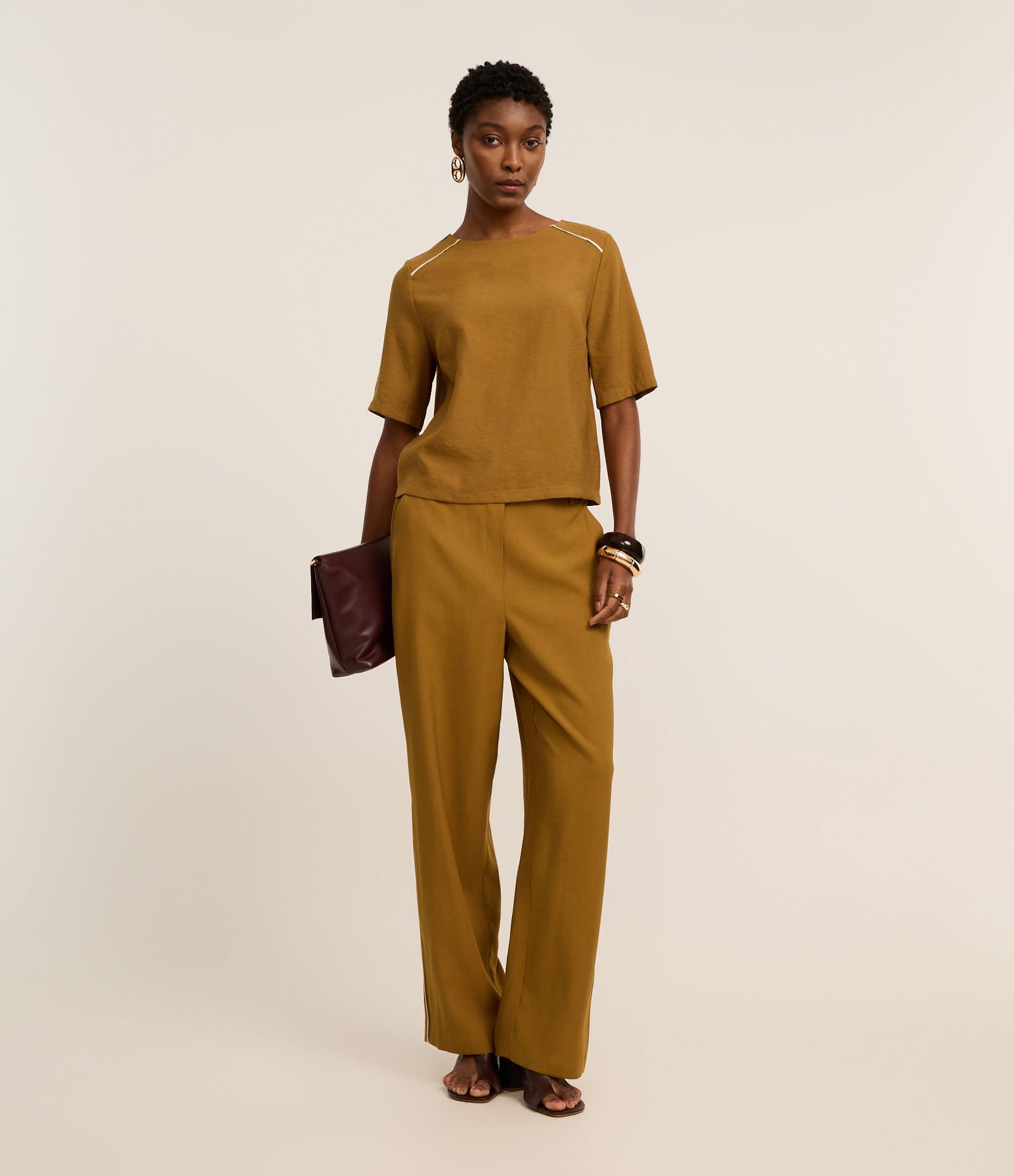 Blusa Alfaiatada em Crepe com Cava Raglan Contrastante Dourado 2