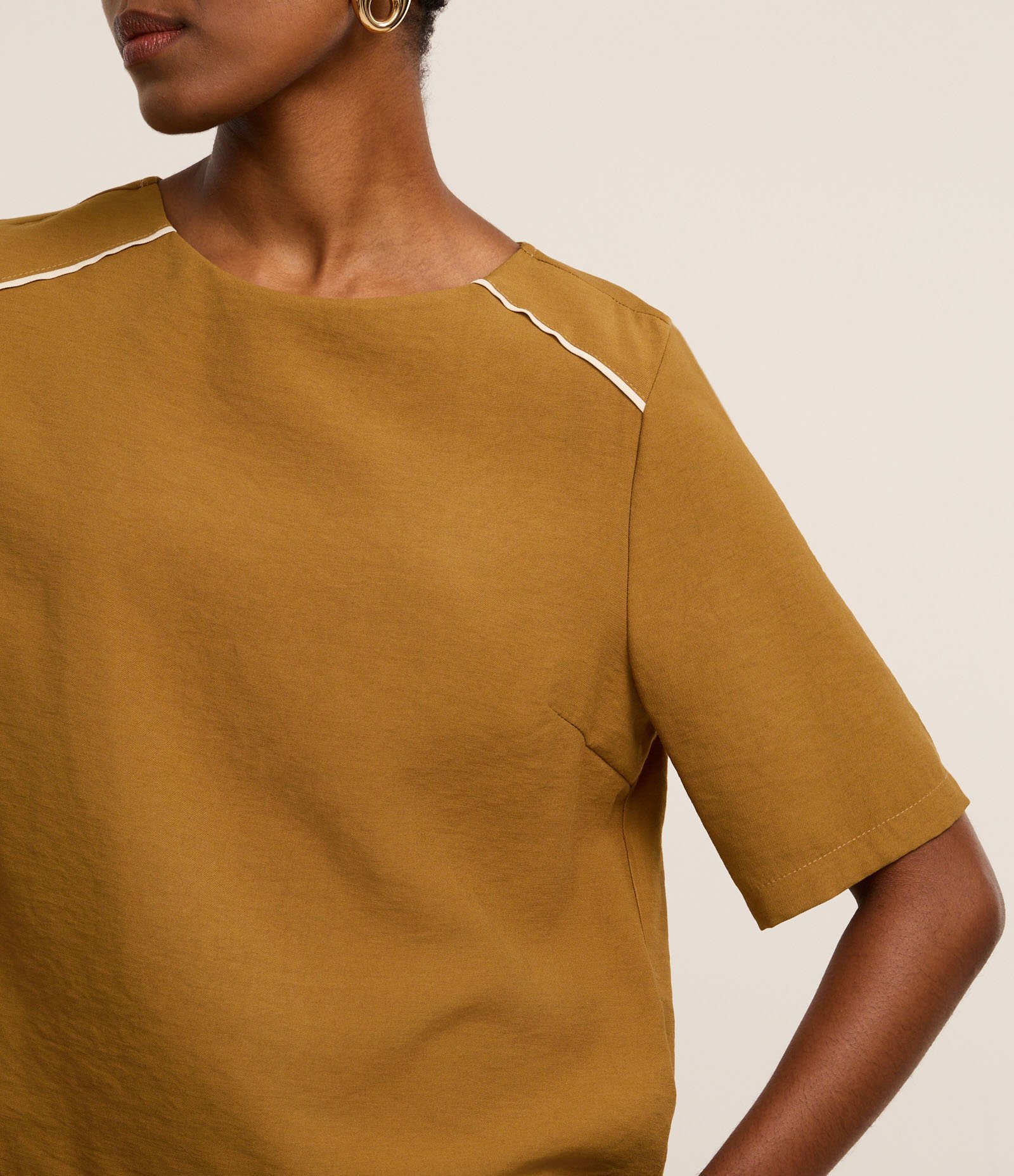 Blusa Alfaiatada em Crepe com Cava Raglan Contrastante Dourado 3