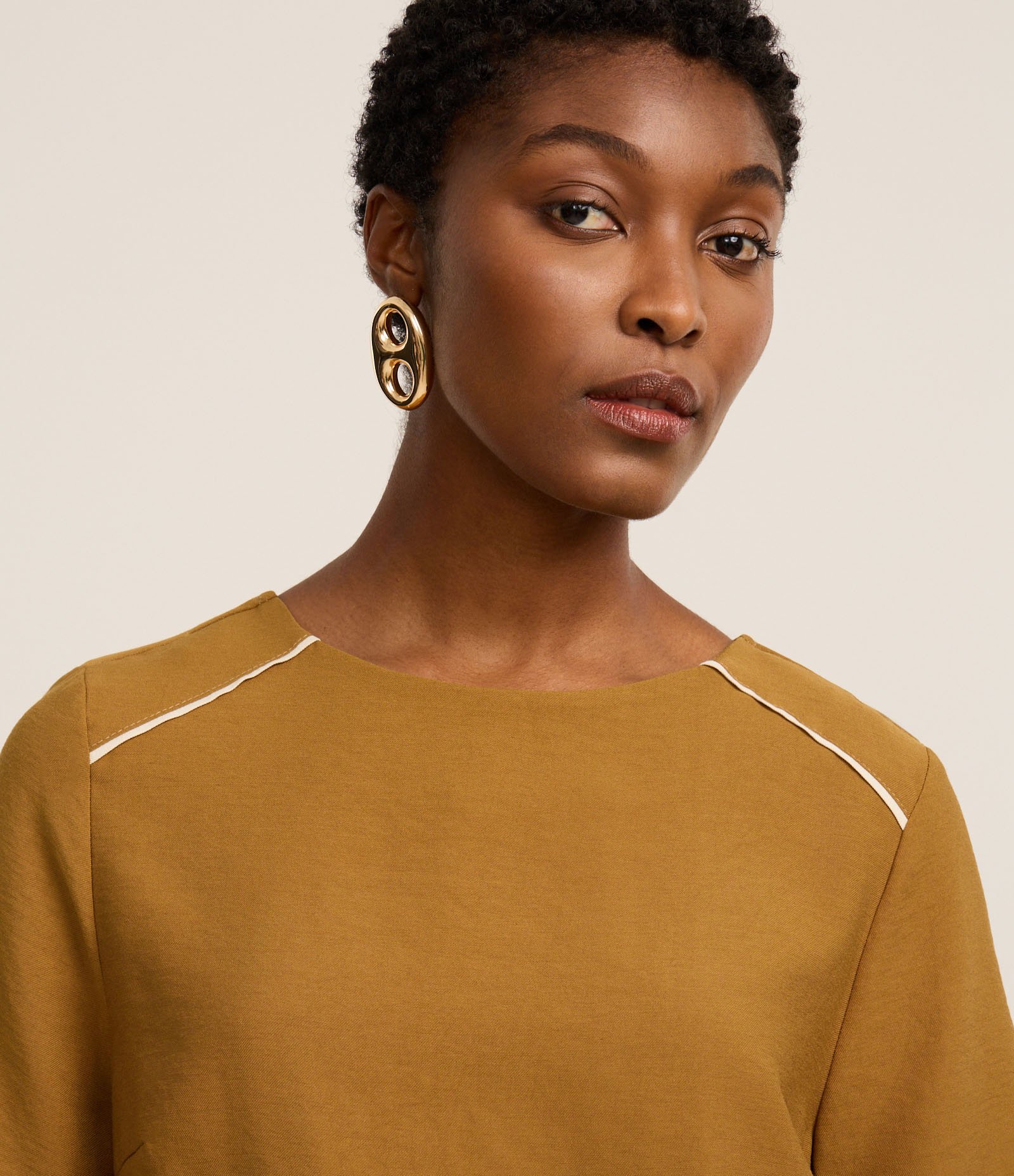 Blusa Alfaiatada em Crepe com Cava Raglan Contrastante Dourado 4