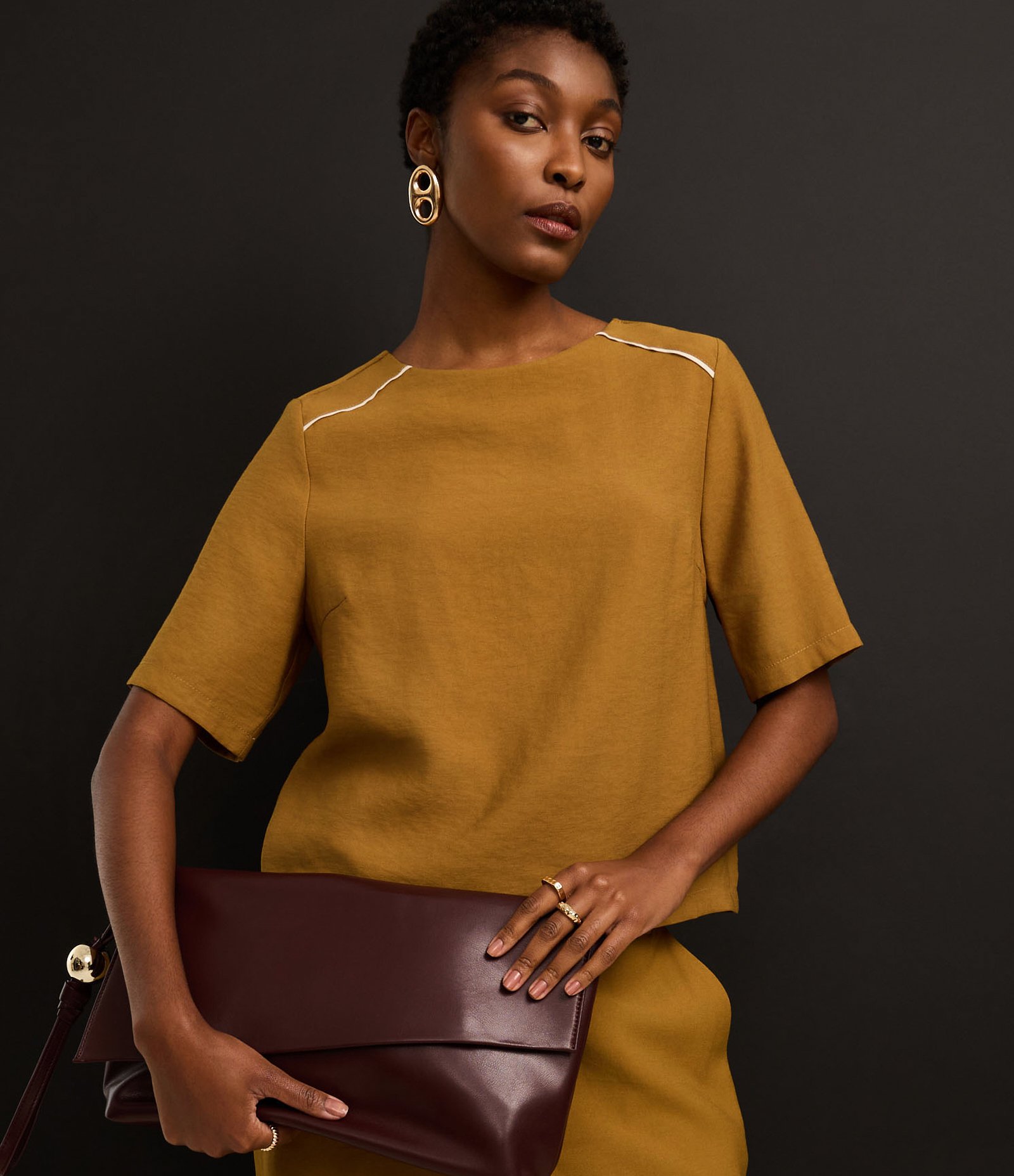 Blusa Alfaiatada em Crepe com Cava Raglan Contrastante Dourado 5