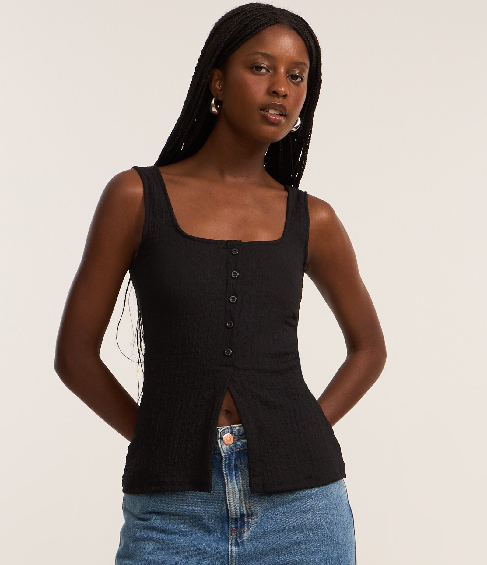 Blusa Regata Texturizada com Botões Preto 1