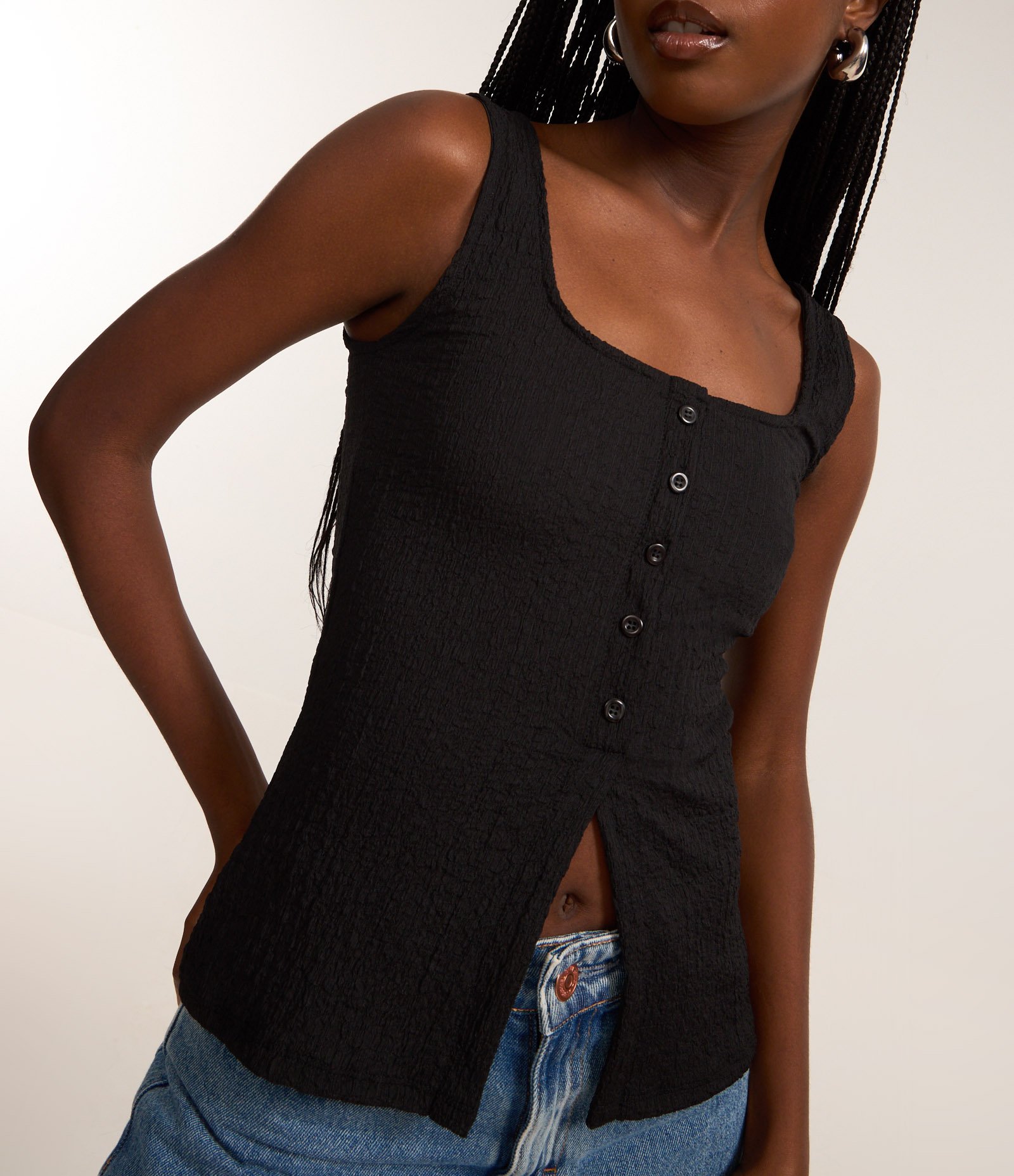 Blusa Regata Texturizada com Botões Preto 3