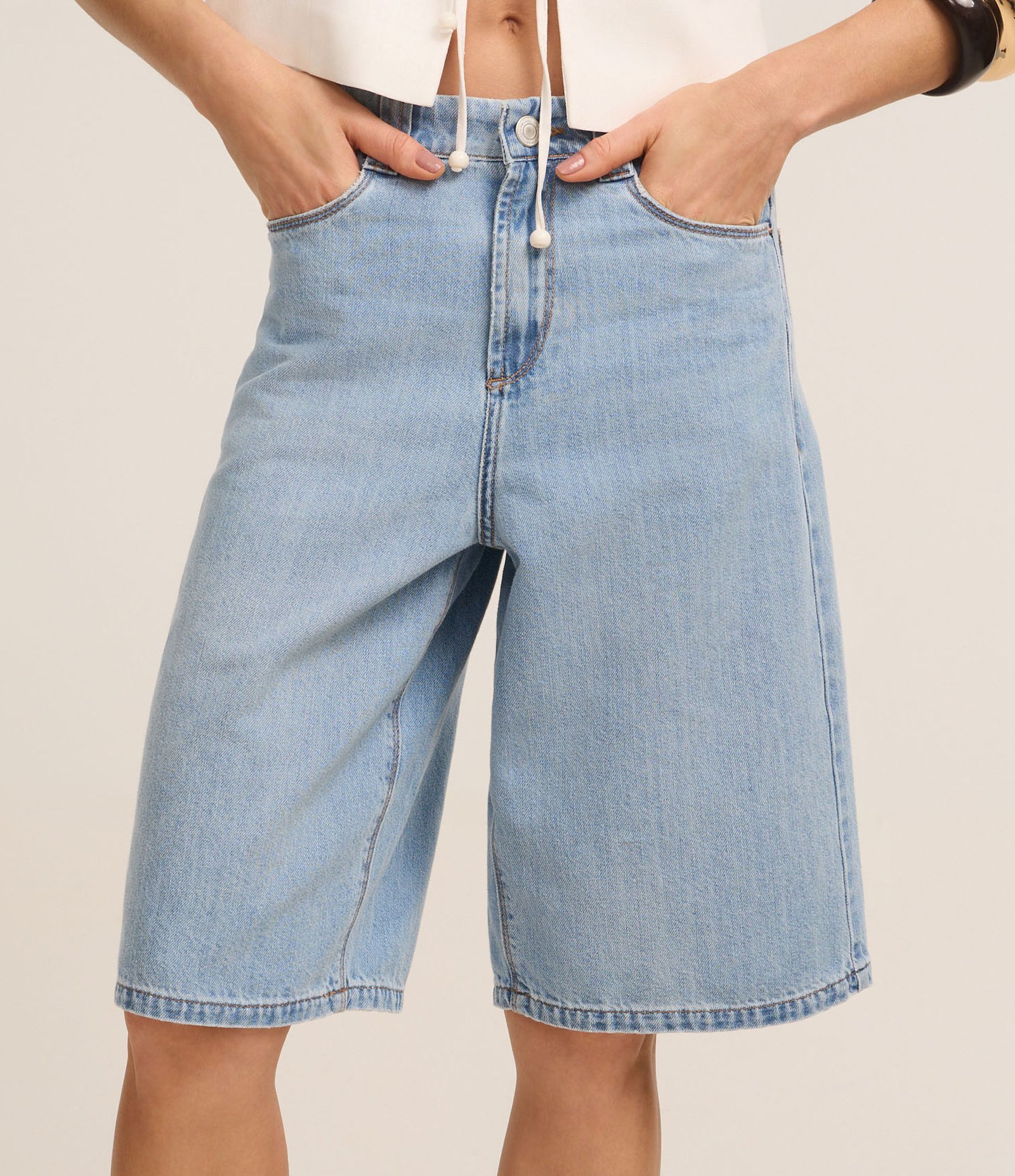 Bermuda Jorts Cintura Alta em Jeans com Bolsos Claro 3