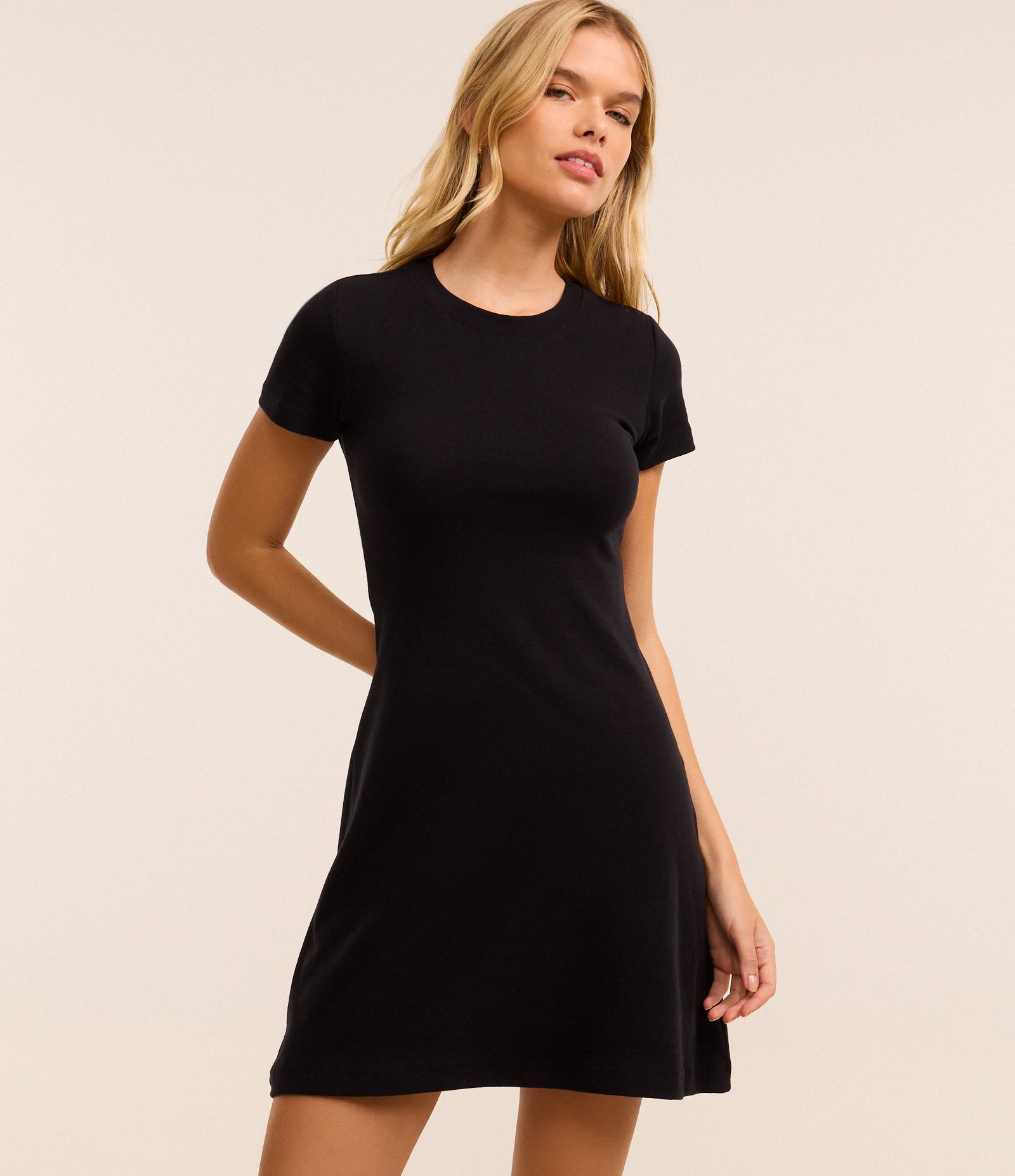 Vestido Curto em Ribana Básico Preto 4