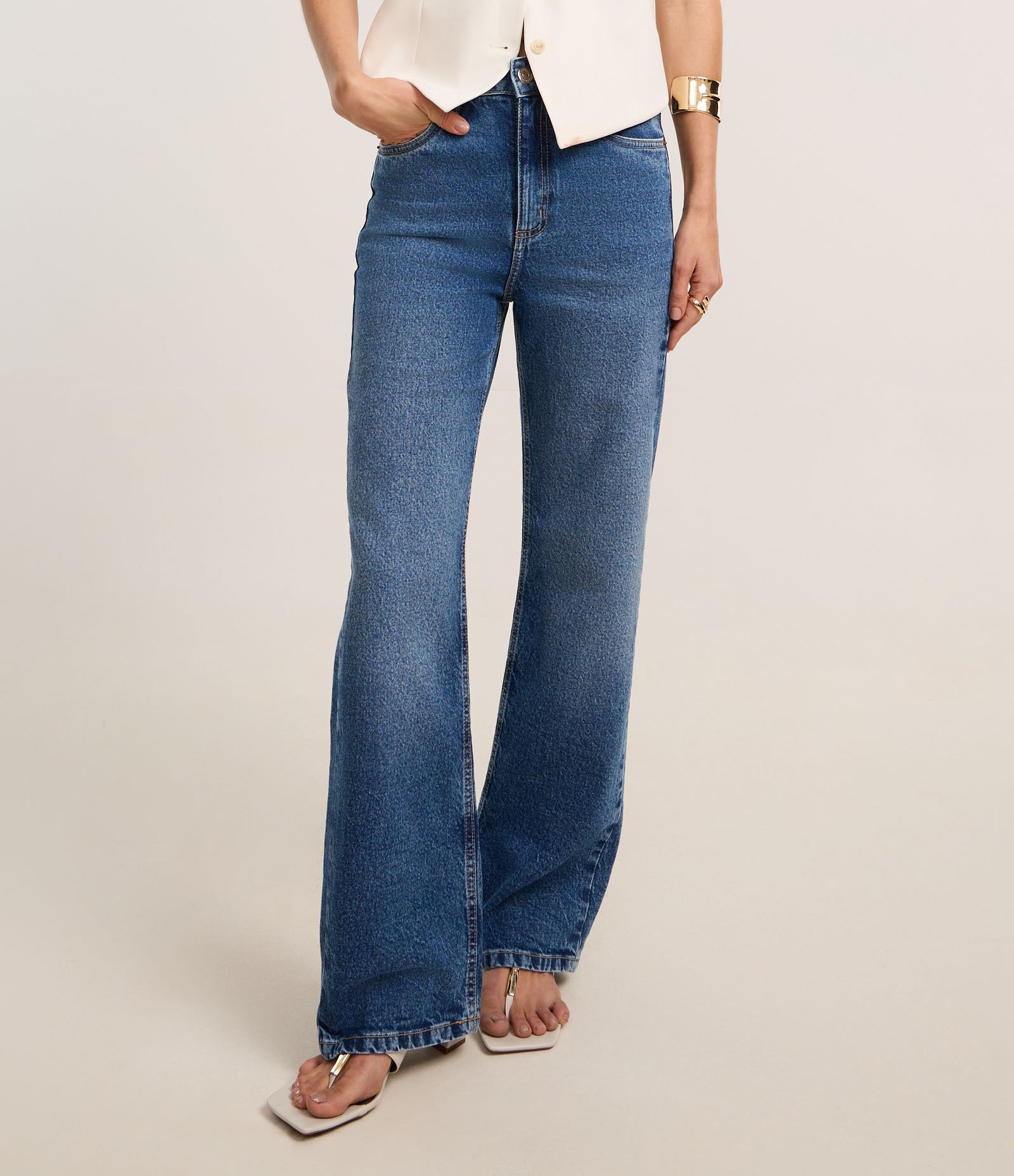 Calça Reta Comfort Cintura Alta em Jeans com Bolsos Médio 3