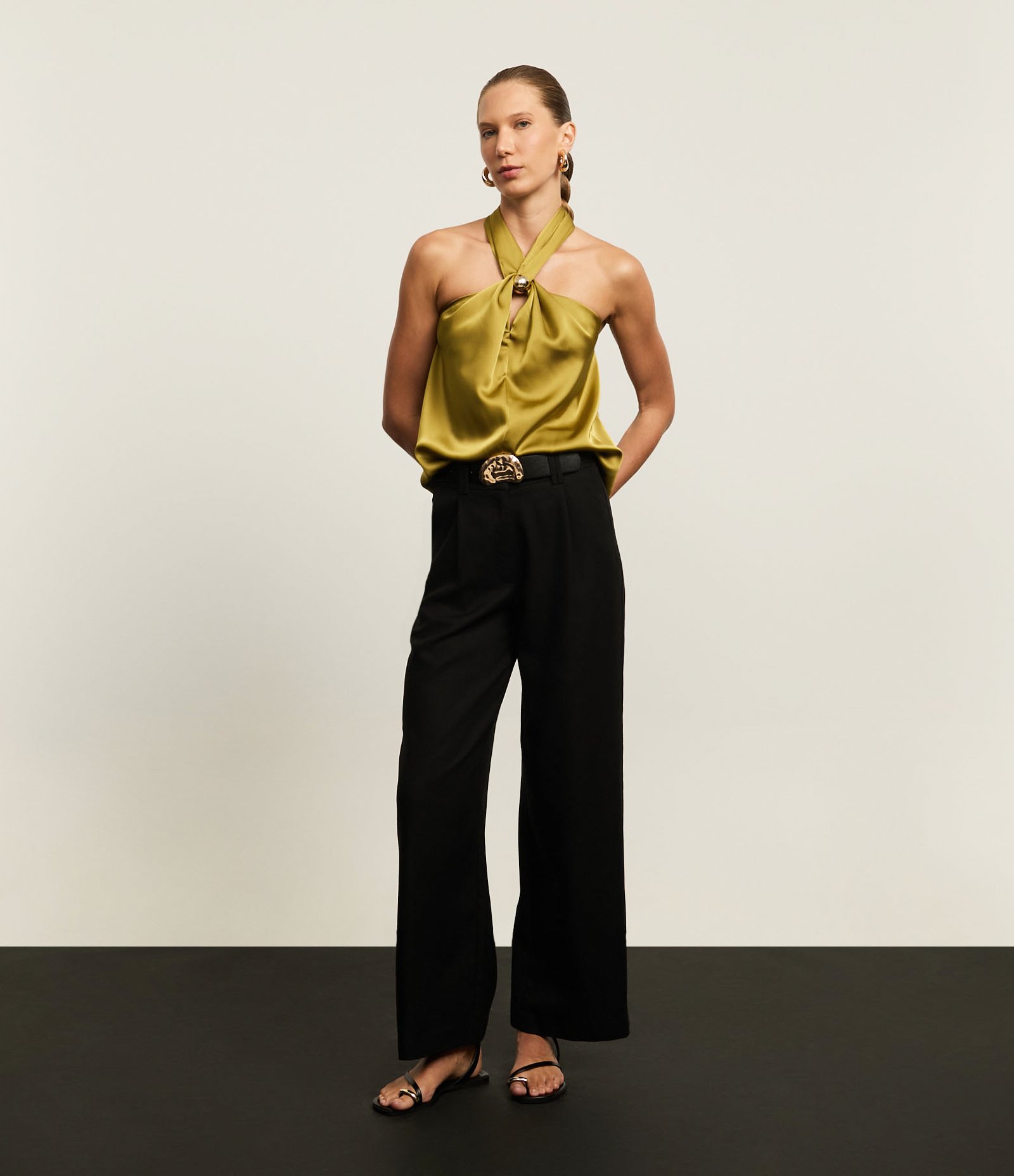 Blusa Frente Única Acetinada com Detalhe de Metal na Gola Verde 2