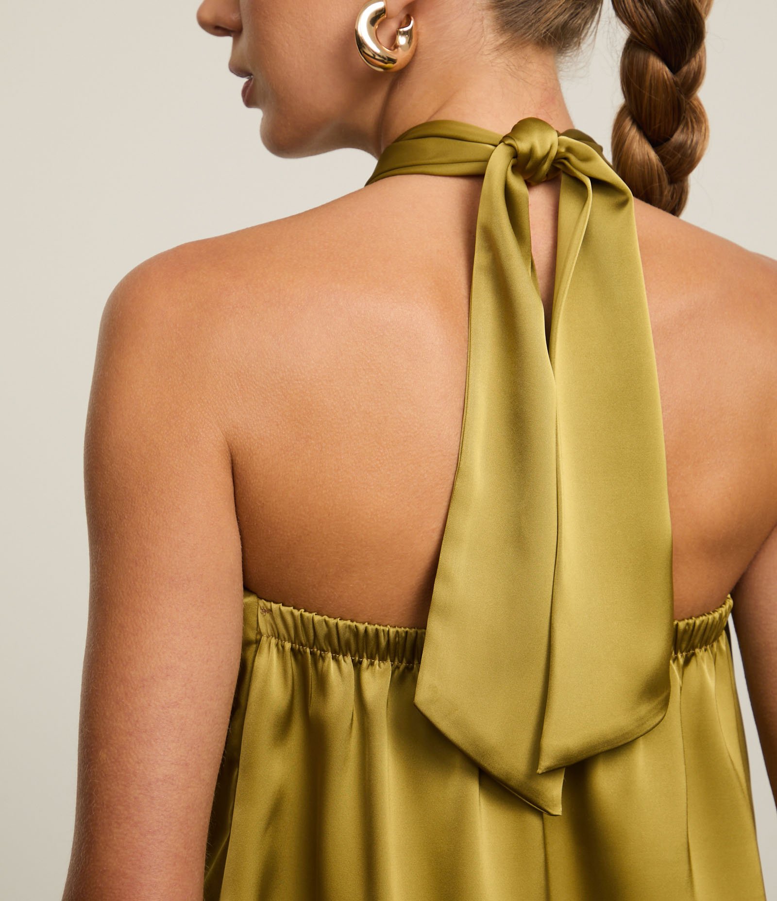 Blusa Frente Única Acetinada com Detalhe de Metal na Gola Verde 4