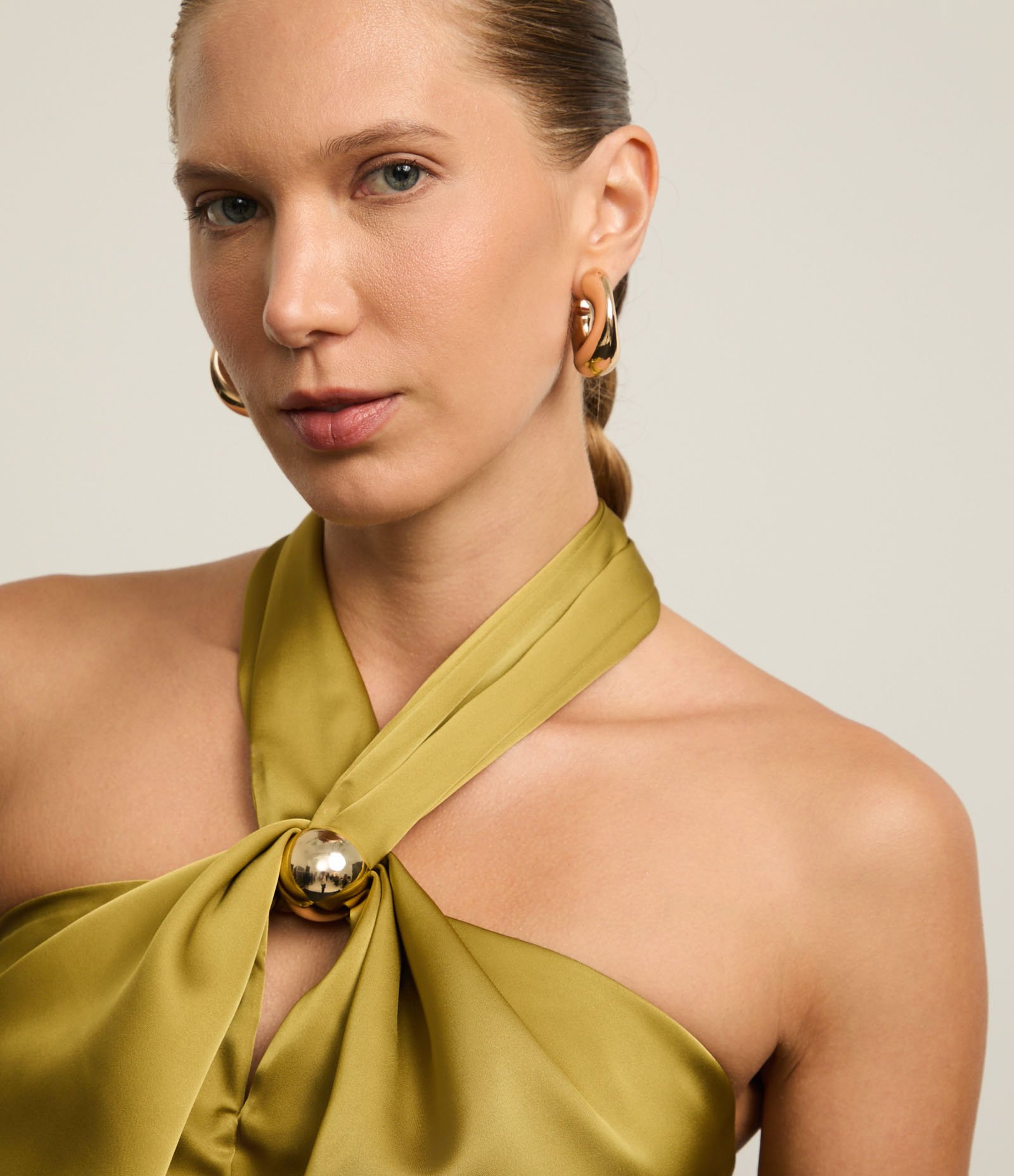 Blusa Frente Única Acetinada com Detalhe de Metal na Gola Verde 5