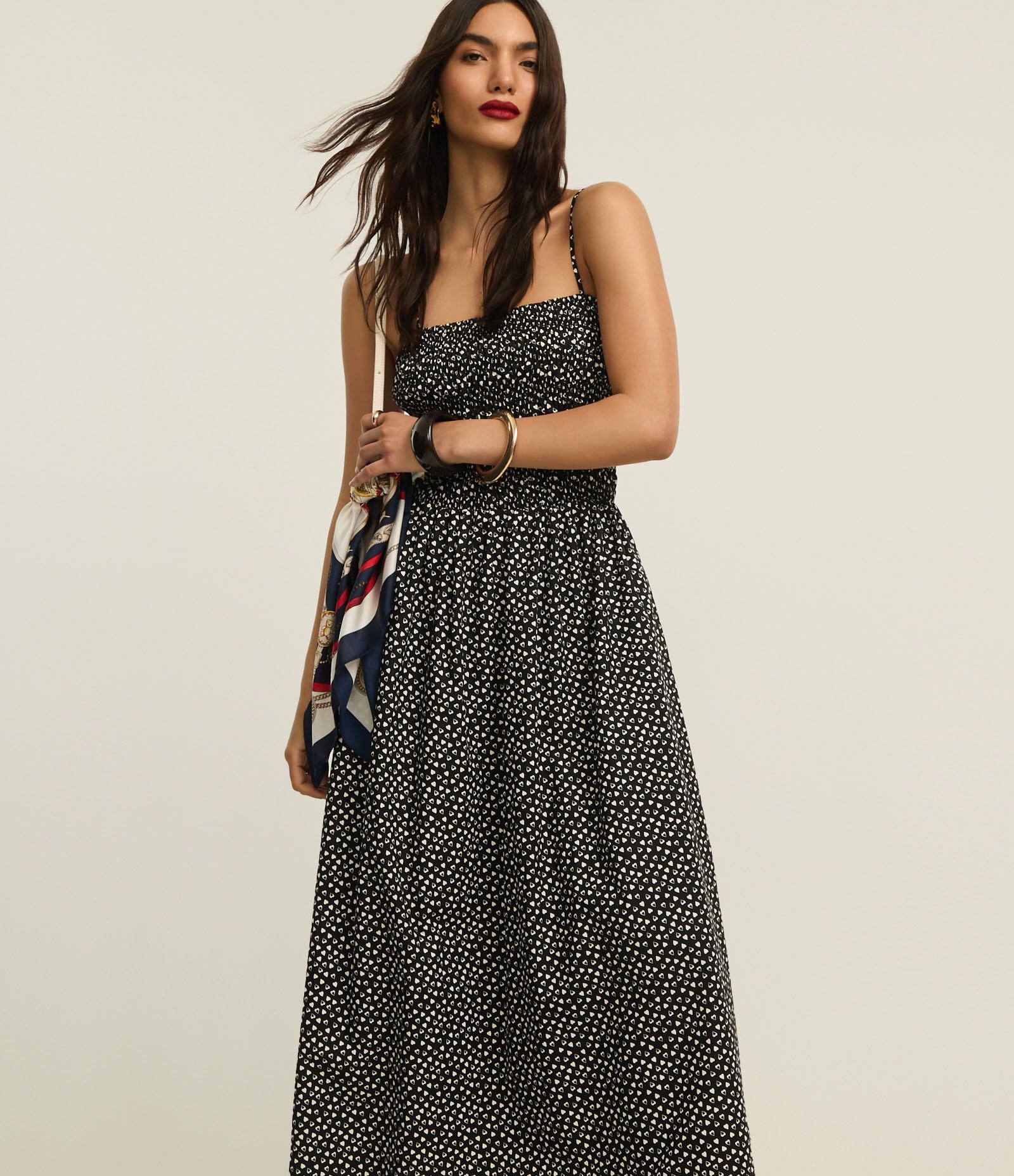 Vestido Evasê Midi em Tricoline com Lastex e Estampa Corações Preto 2