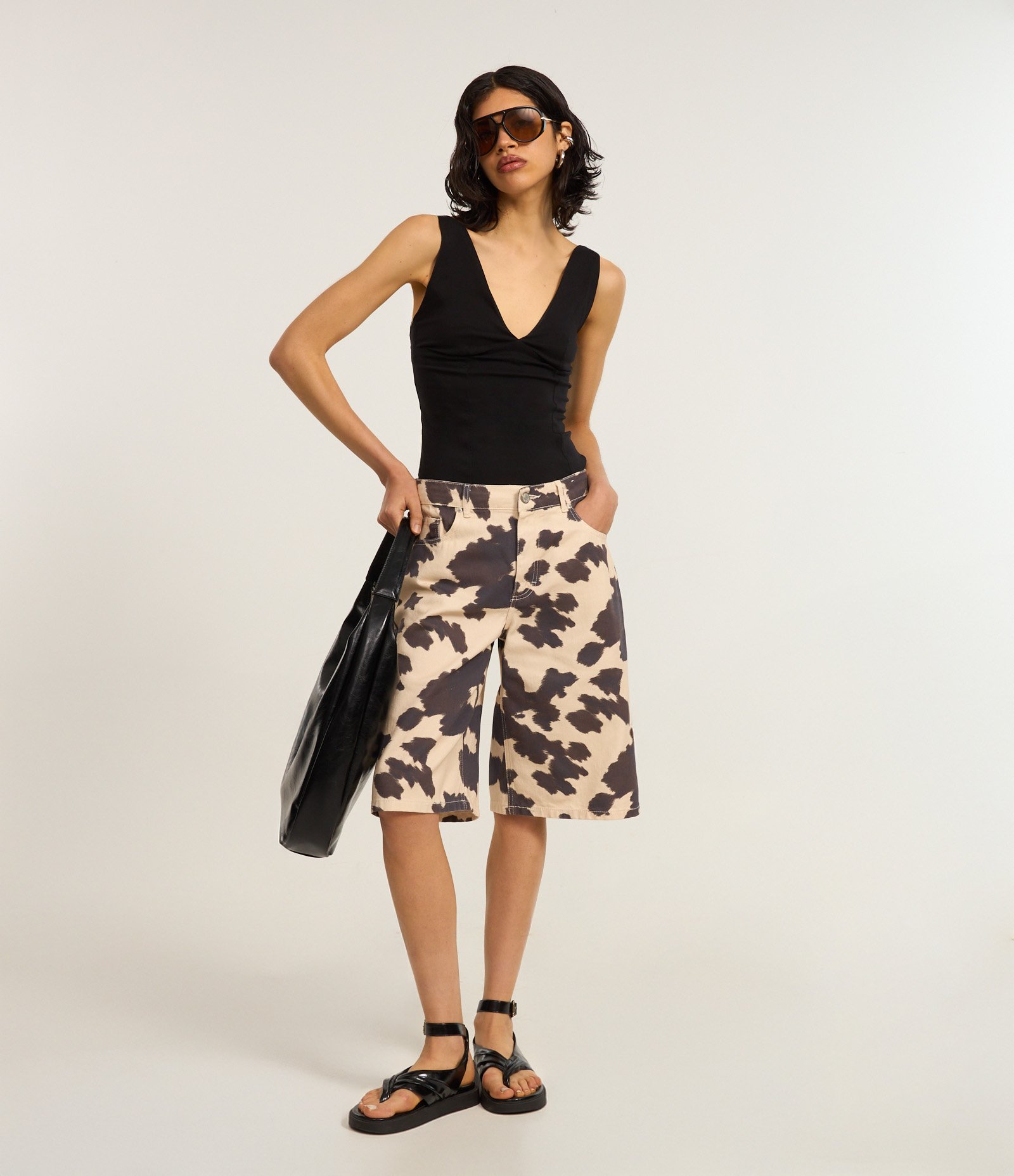 Bermuda Jorts em Sarja Estampada Animal Print Vaca Bege/Marrom 1