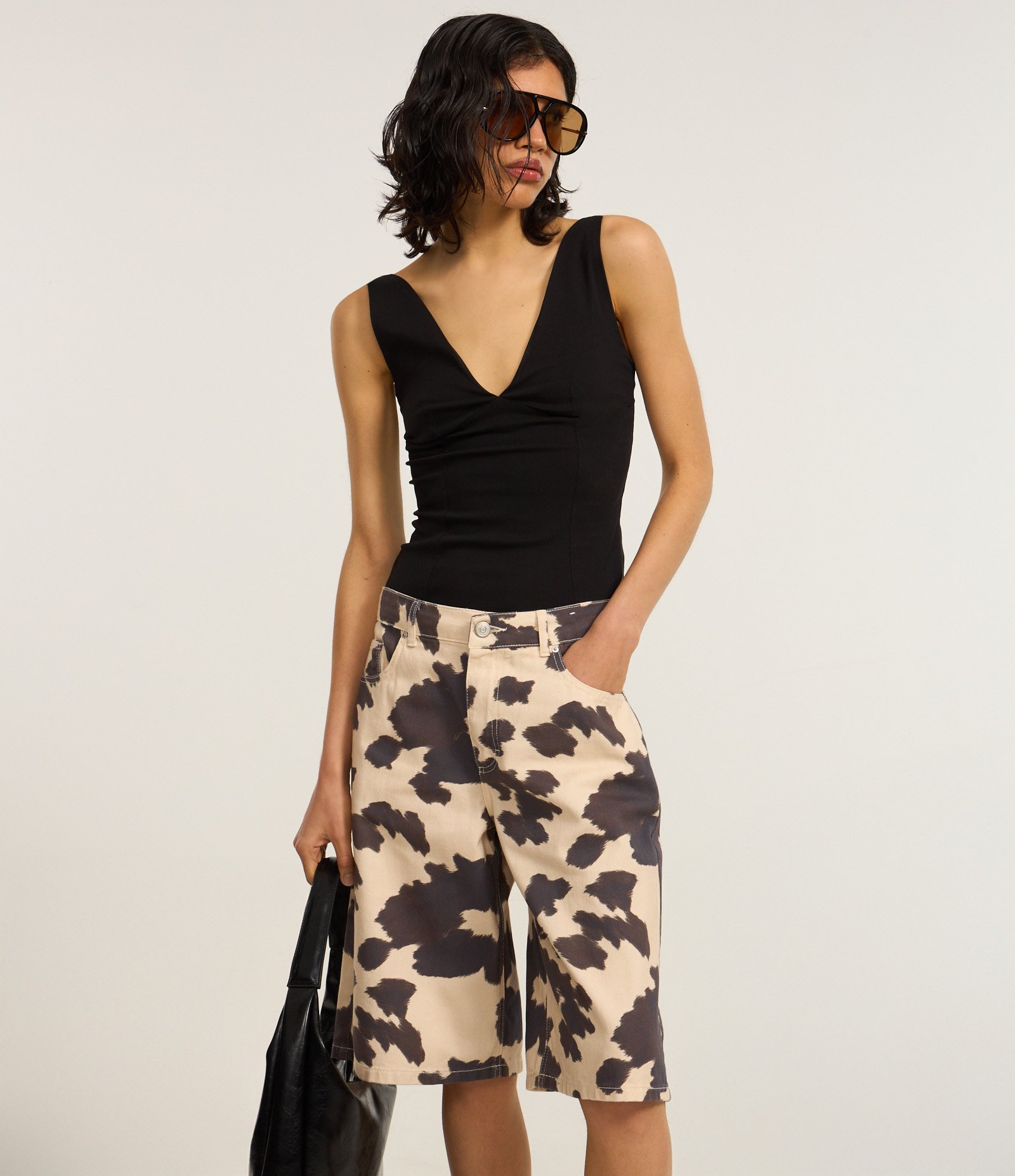 Bermuda Jorts em Sarja Estampada Animal Print Vaca Bege/Marrom 2