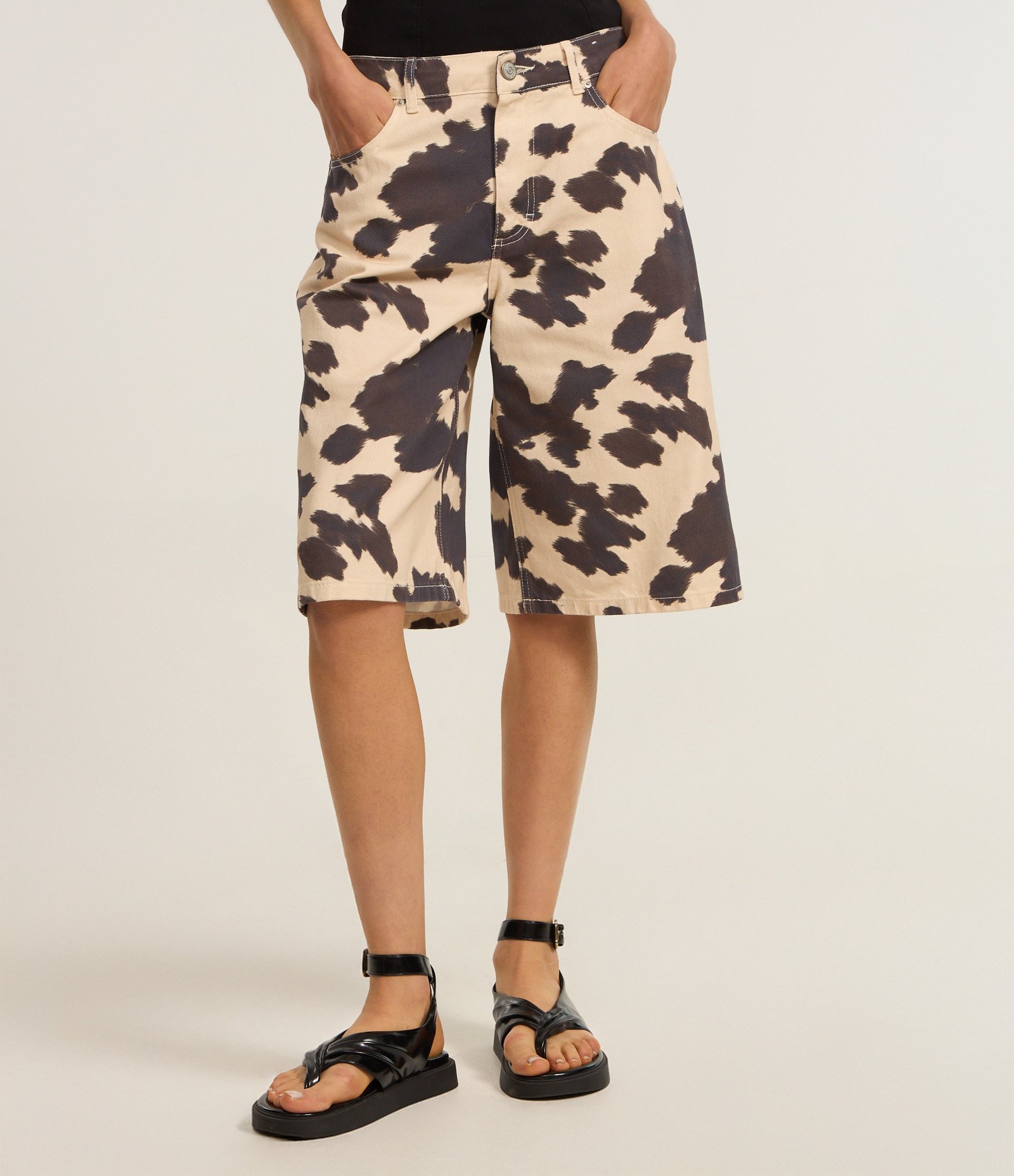 Bermuda Jorts em Sarja Estampada Animal Print Vaca Bege/Marrom 3