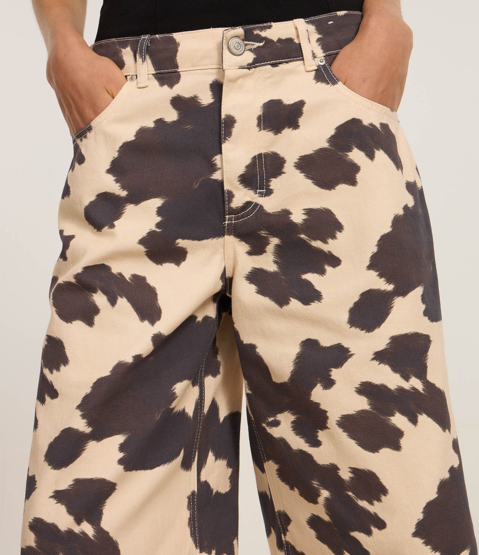 Bermuda Jorts em Sarja Estampada Animal Print Vaca Bege/Marrom 4