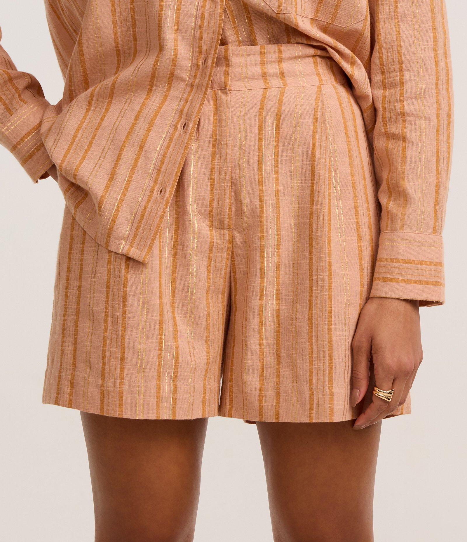 Short Listrado Cintura Alta em Algodão com Fio Metalizado Marrom 3