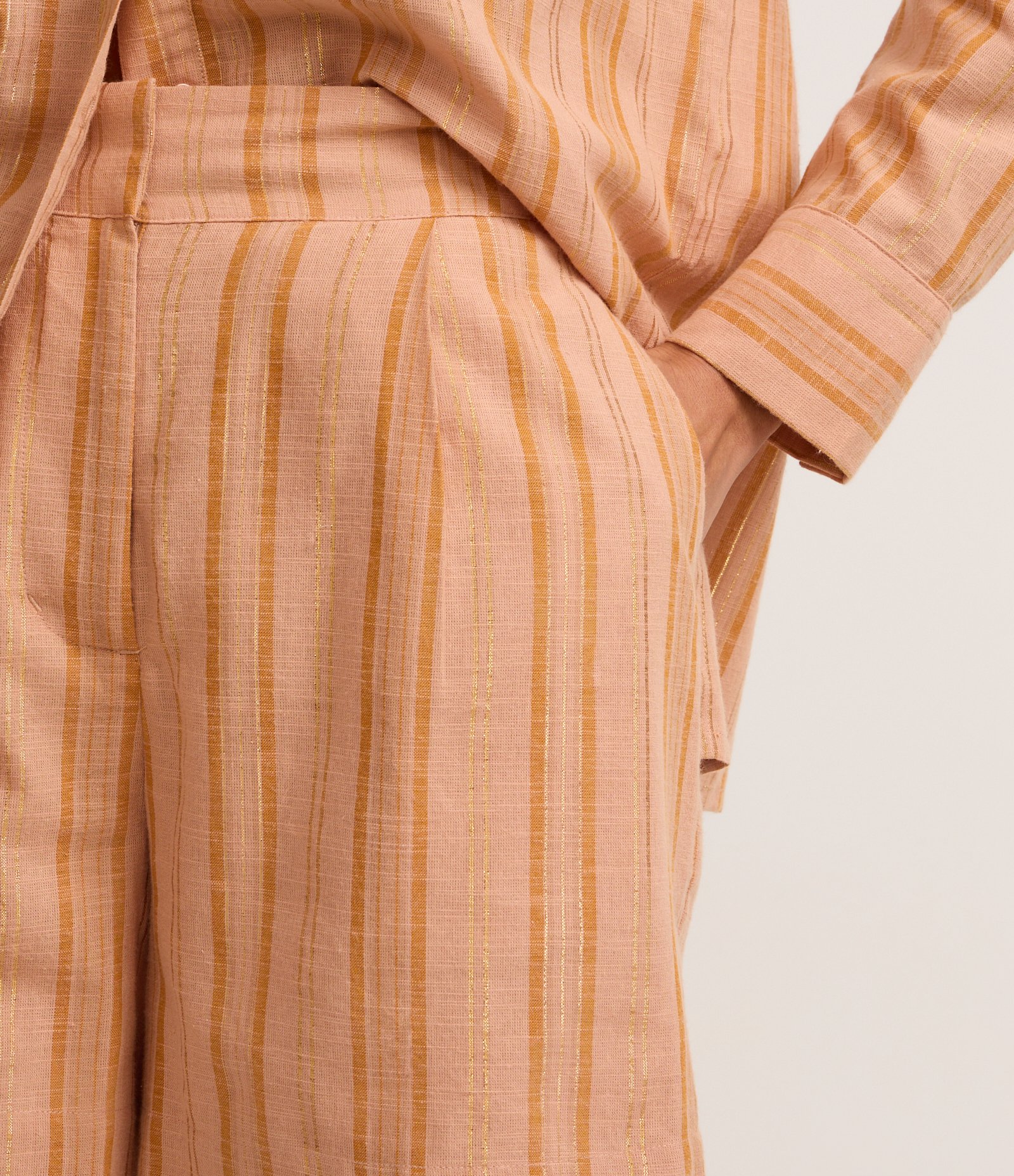 Short Listrado Cintura Alta em Algodão com Fio Metalizado Marrom 4