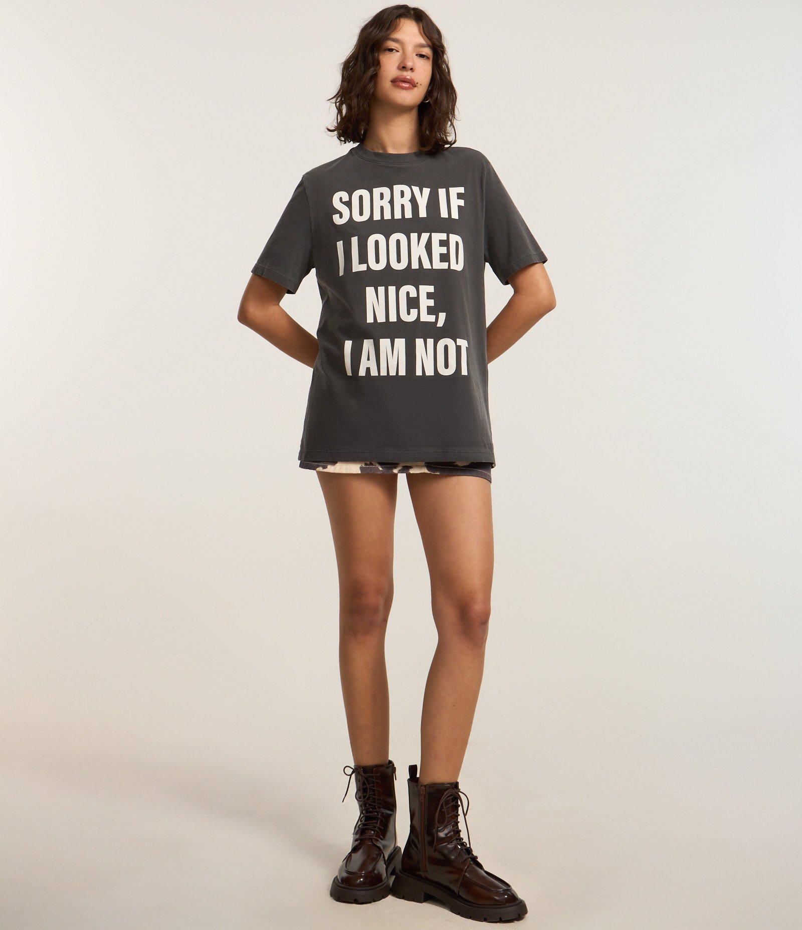 Camiseta Alongada em Algodão com Estampa em Lettering Preto Estonado 2