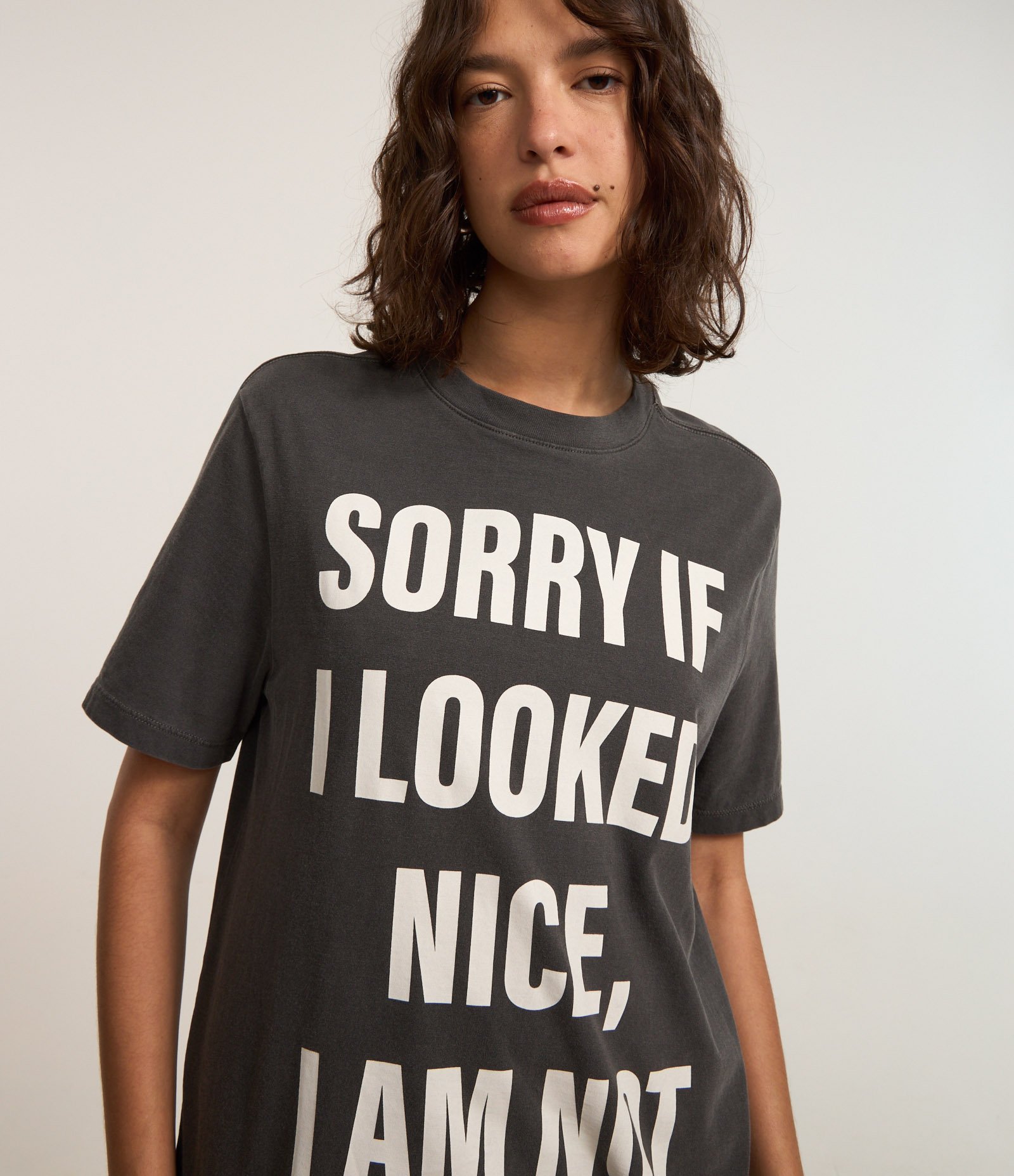 Camiseta Alongada em Algodão com Estampa em Lettering Preto Estonado 3